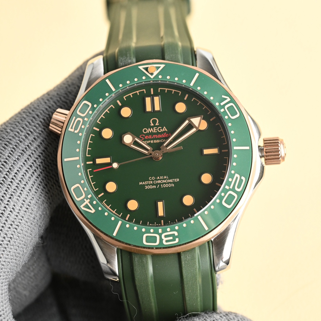 Tape 950 Steel tape 1000
The latest Omega Seamaster 300 makes an appearance as James in the movie ??007- No Time to Die. The original mesh strap of the Seamaster 300 worn by Bond was developed to be genuine. Made of 316 stainless steel, with a sapphire cr