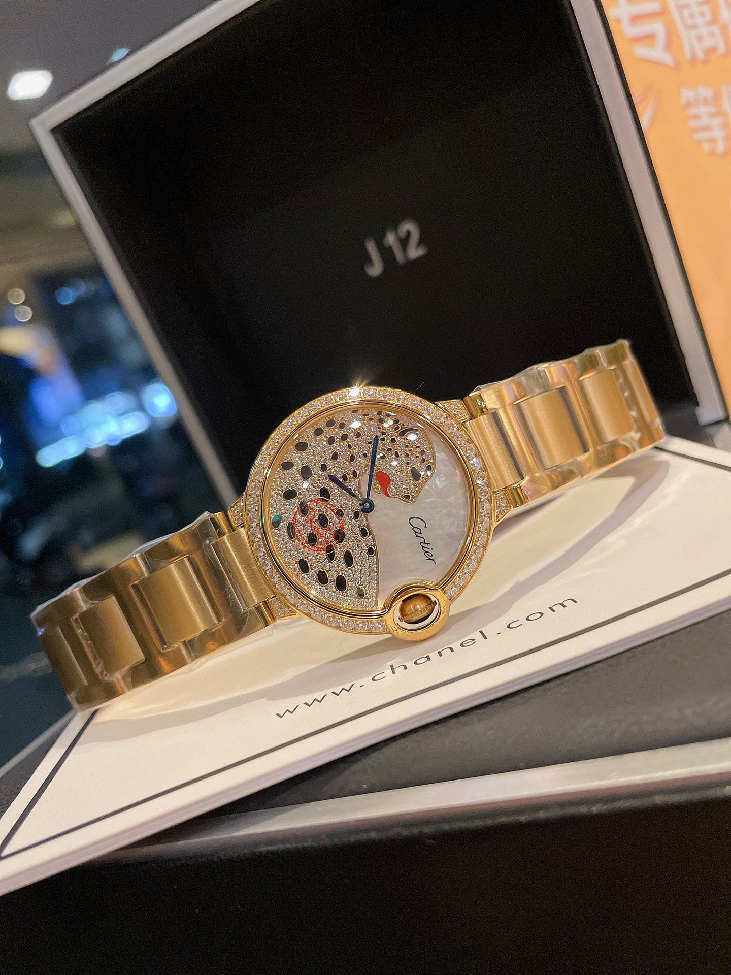 Gold 400
Ballon Bleu de Cartier Cartier Ballon Bleu Watch Luxury collection, versatile size 36mm, simple yet tasteful, discarding the elaborate and flamboyant embellishments that are popular in modern times, reinterpreting beauty with simplicity, creating