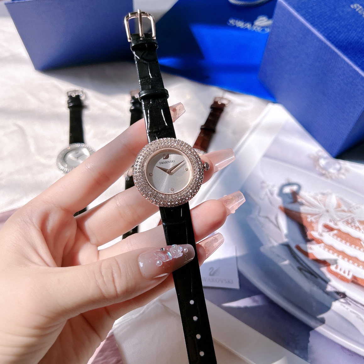 Gold and white with ??260
??SWAROVSKI [Swarovski] This dial design is both simple and eye-catching, and can add a shiny and magnificent touch to any outfit. Shine on your wrist and enjoy every second of time. Four colors of brilliance, diamond-encrusted c