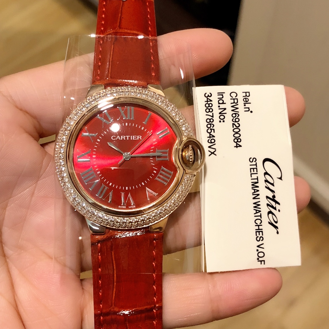 360.380?? Real photos ?? Cartier Chinese red ?? The pleasing red symbolizes both the passion of love and the joy of reunion. The deep affection is transformed into a red alligator leather strap and wraps around the lover's wrist. The red sunray pattern di