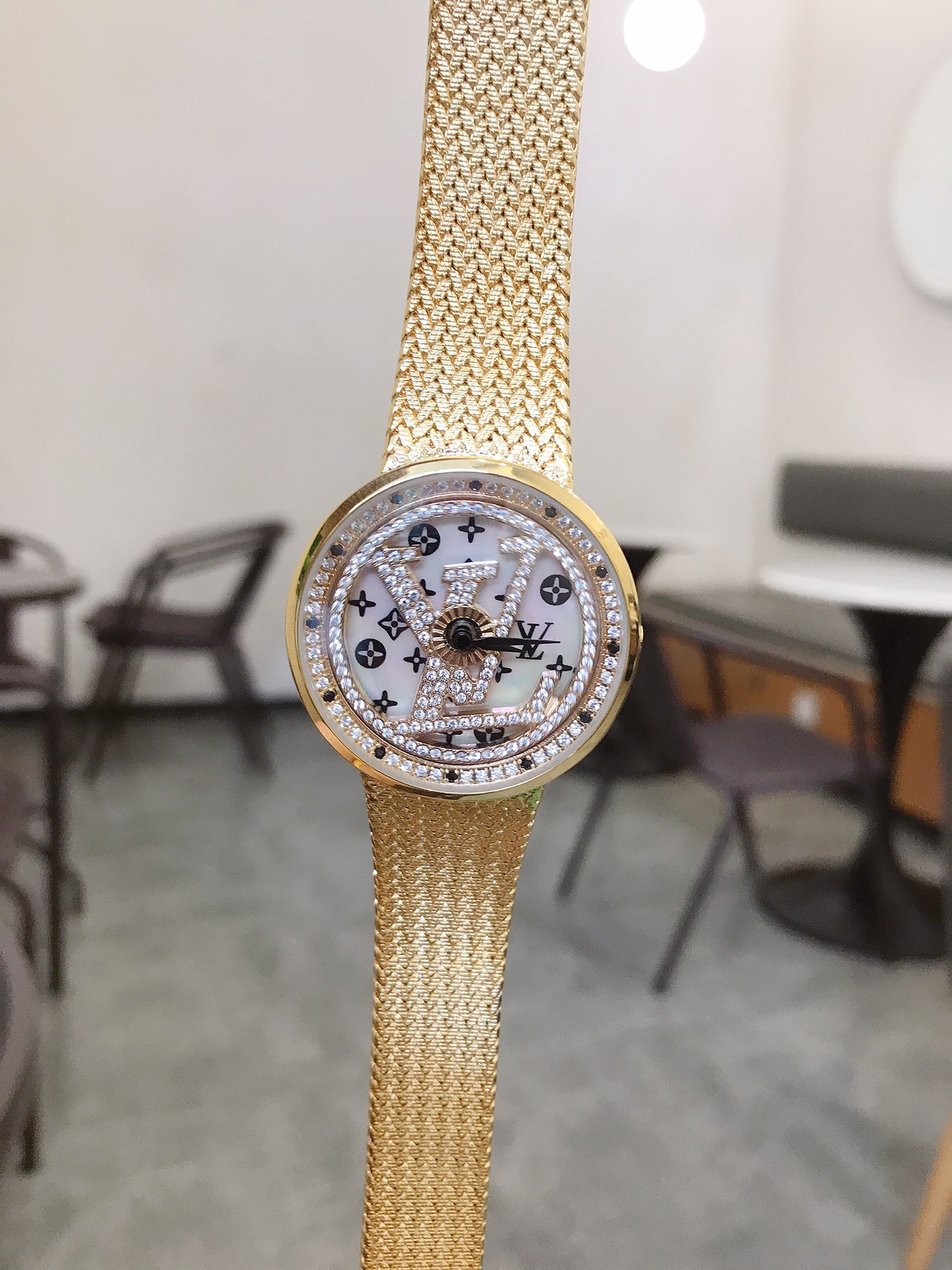 ?? Gold and white 280????
LV- Louis Vuitton Timepiece Full diamond version - The Timepiece collection keeps the timepiece running well around you all the time, the rotating dial is very showy and beautiful, 316L stainless steel case strap imported Italian