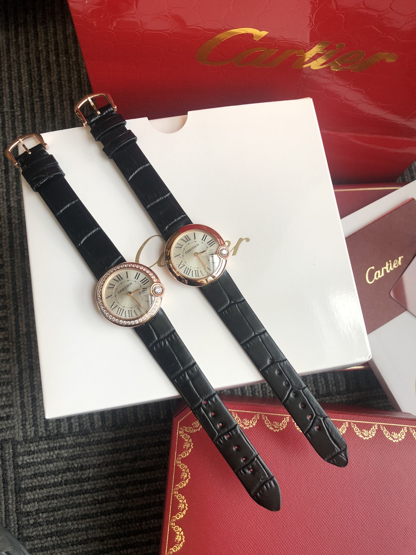?? Gold and white with 350 diamond bezel ?30 TW factory real shot white balloon Ballon Blanc de Cartier collection. Size 30mm! Counter genuine synchronized version! 1? The crown at 4 o 'clock is set with a diamond! The color perfectly reproduces the real 
