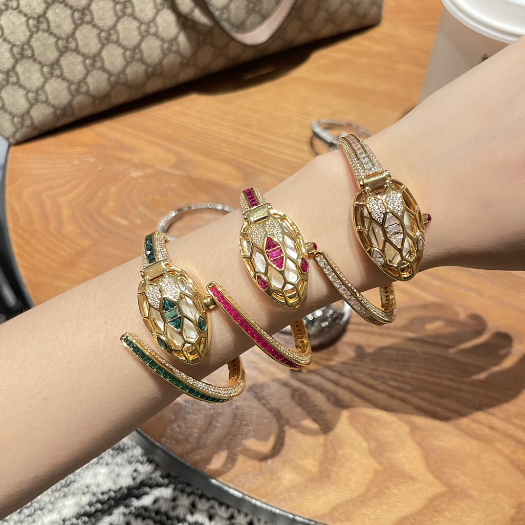 ?? Gold and white 380
BVLGARI - The latest SERPENTI MISTERIOSI snake-shaped bracelet watch imported quartz movement can be worn within 18cm of the wrist. The wraparound bracelet and snake-head-shaped dial it uses immediately became a highly sought-after f