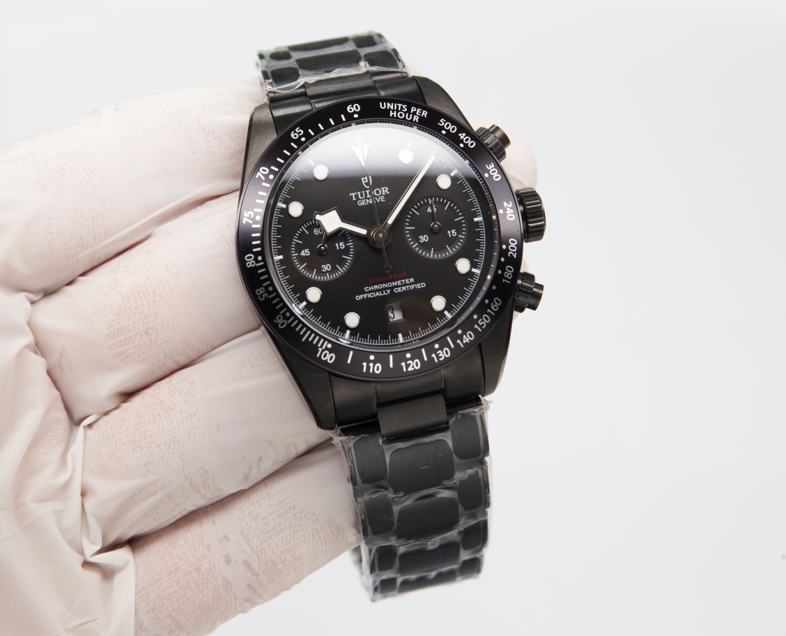 Gold Black: 1550.
TUDOR - Black Bay Chrono steel watch! ?? The dial is perfectly symmetrical with fine engravings, and the texture and beauty are enhanced! Made of matte and polished 316L steel! ?? 41MM in diameter! The arched dial is a perfect 1:1 replic
