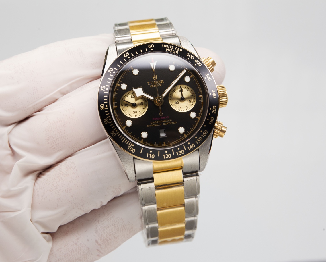 Gold Black: 1550.
TUDOR - Black Bay Chrono steel watch! ?? The dial is perfectly symmetrical with fine engravings, and the texture and beauty are enhanced! Made of matte and polished 316L steel! ?? 41MM in diameter! The arched dial is a perfect 1:1 replic