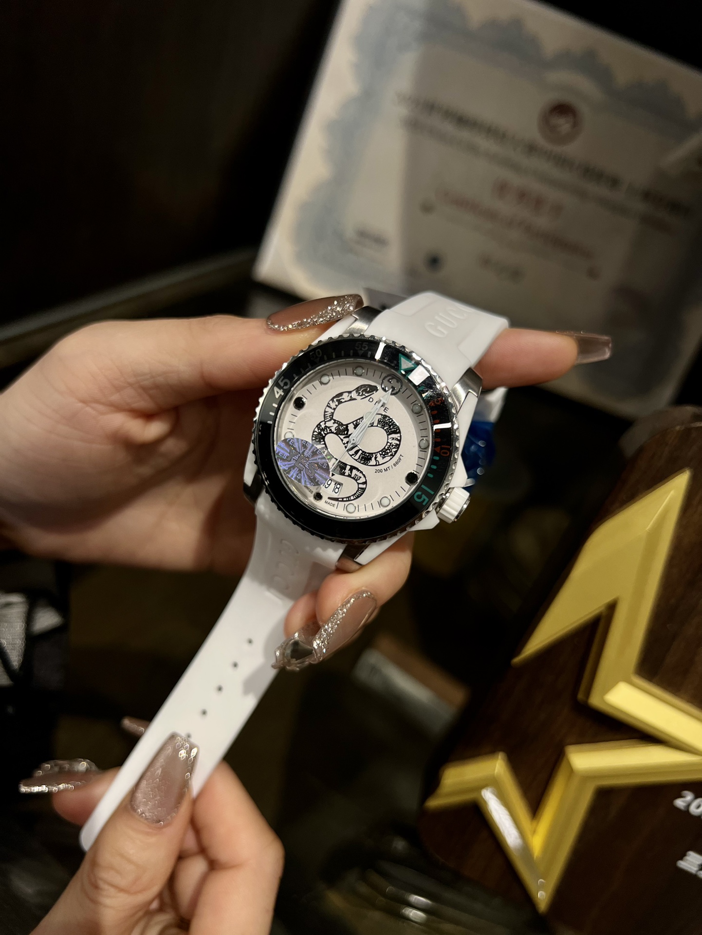 "?? Batch 330 gold 350 upgraded version ? original single quality ??" Gucci new unisex diving watch, 40mm in diameter, with the brand 's signature "cat" pattern and luminous display on the dial. Made of stainless steel, finished with a satin finish and pa
