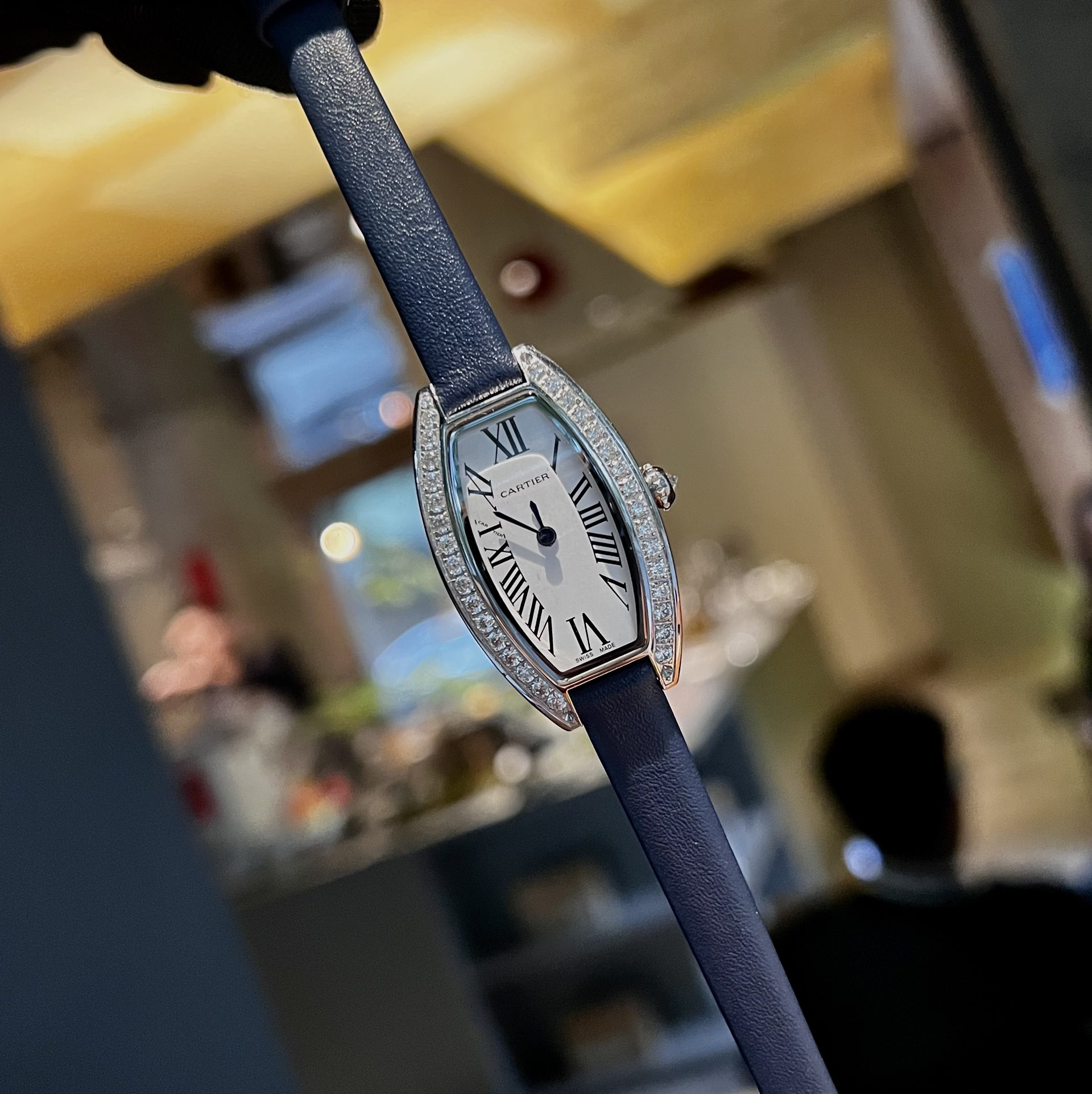 ?? Gold and silver with 390 Cartier Cartier ?? Red is Christmas color, Cartier 's Tonneau Christmas red collection this year is really beautiful
Cartier ??Cartier rectangular cask luxury watch, leading style, beyond time, design and exquisite craftsmanshi