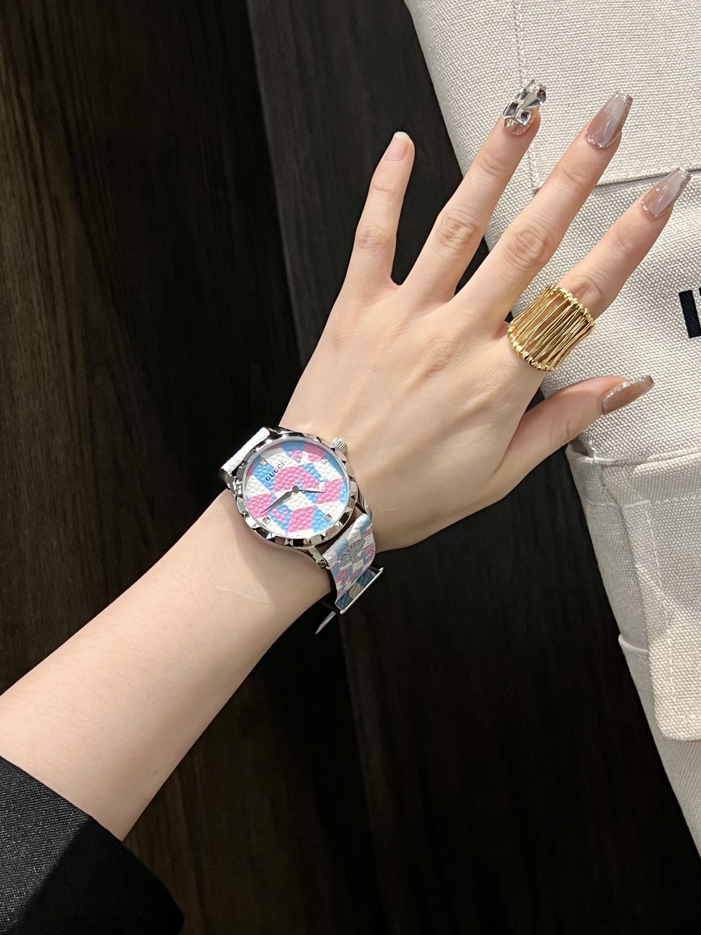 Selected recommendation ????280 GUCCI Bunny is here [heart][heart][heart]
To celebrate the Year of the Rabbit, Gucci 's G-Timeless w bowl collection has introduced a new, colorful design watch with a 38mm dial, stainless steel case, glass decorated with G
