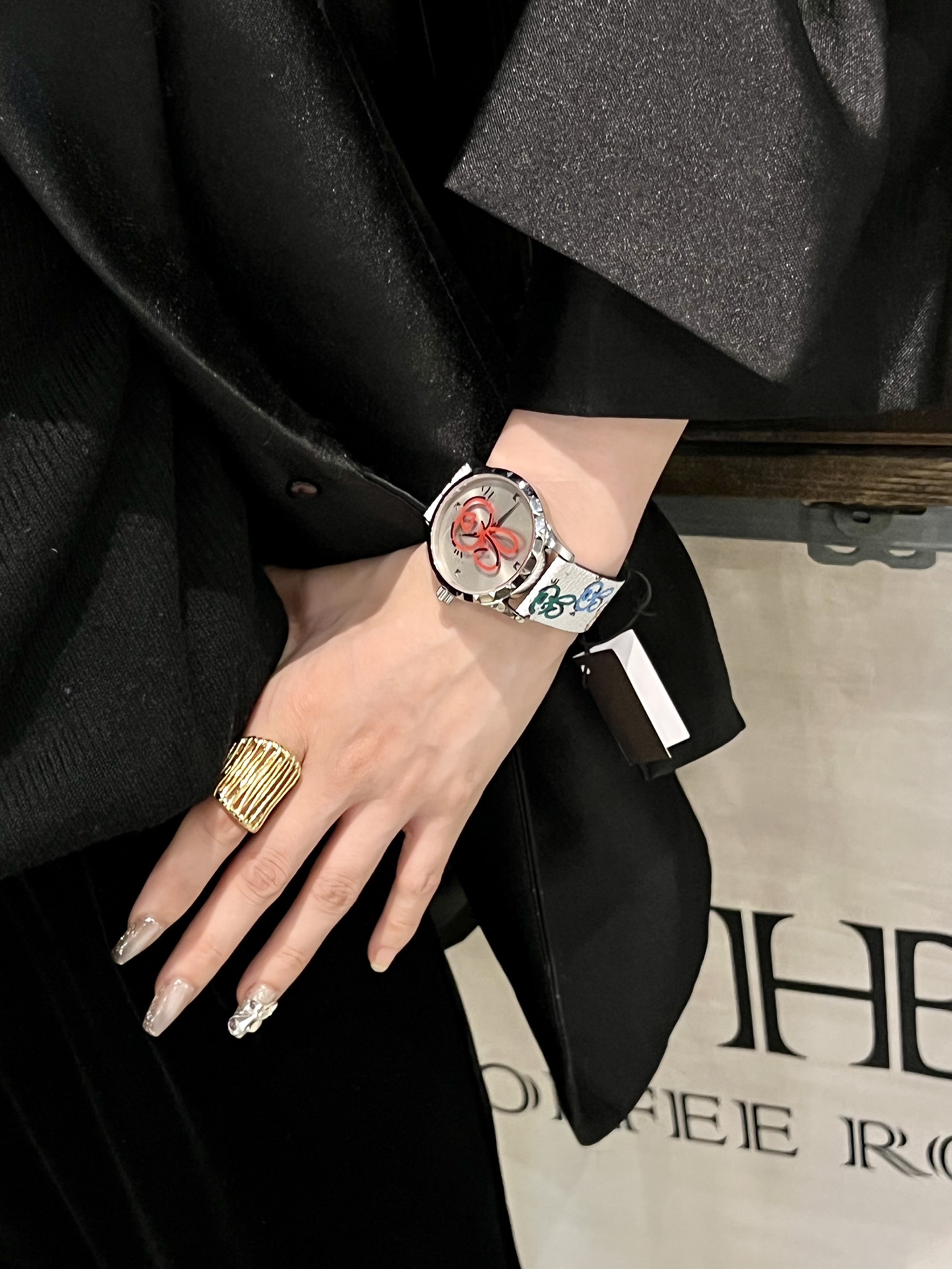 Selected recommendation ????280 GUCCI Bunny is here [heart][heart][heart]
To celebrate the Year of the Rabbit, Gucci 's G-Timeless w bowl collection has introduced a new, colorful design watch with a 38mm dial, stainless steel case, glass decorated with G