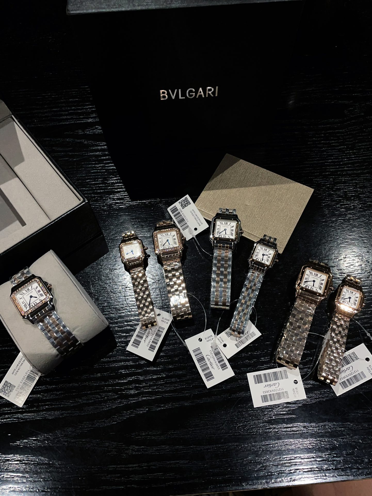 The Panthere de Cartier watch, with its new no-scale dial, is magnificent and unrestrained, embodying the aesthetic style conveyed by the Panthere de Cartier. It is sleek and alluring, soft and fitting to the wrist as if dancing on the skin. The unique sh