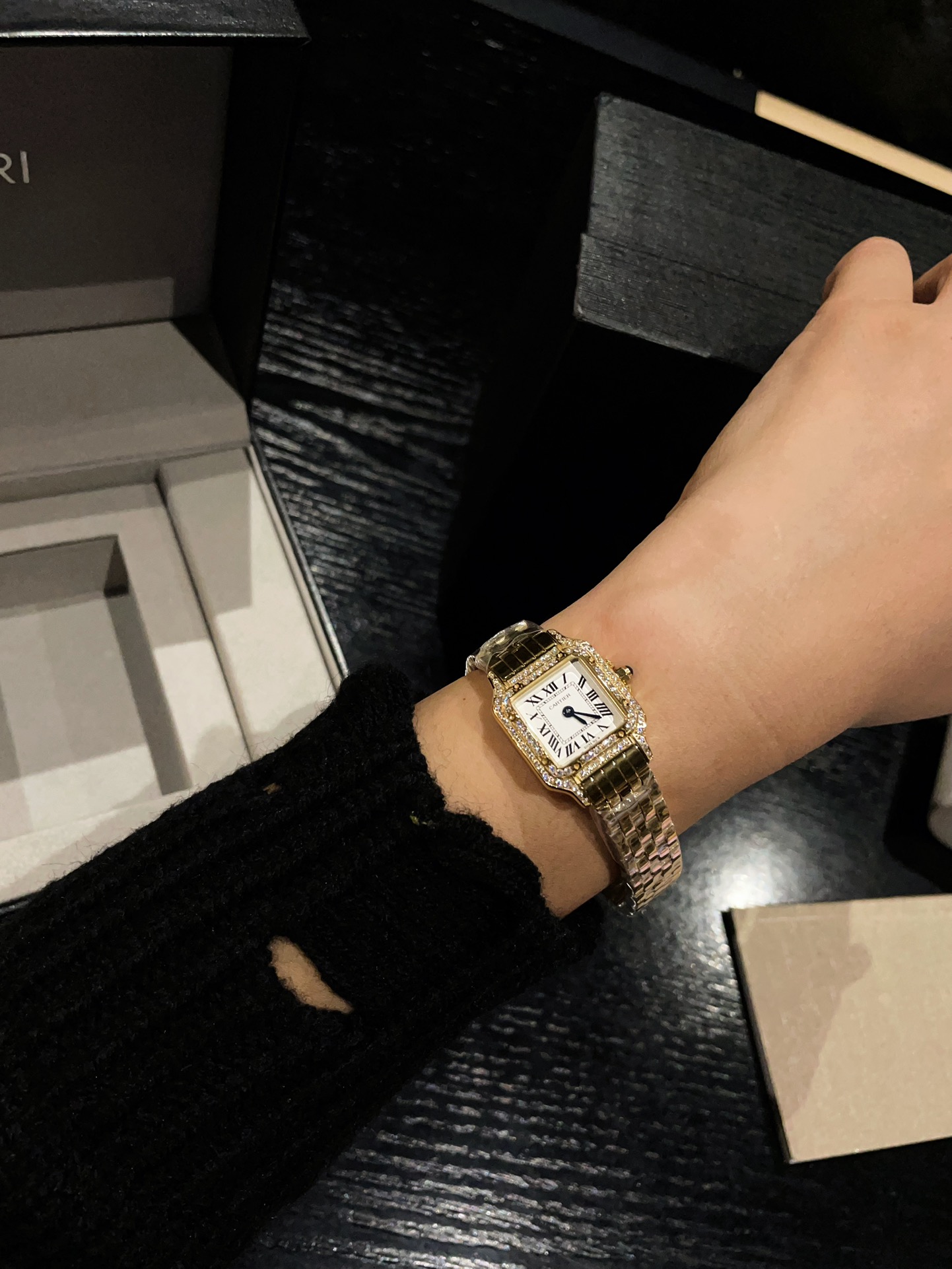 The Panthere de Cartier watch, with its new no-scale dial, is magnificent and unrestrained, embodying the aesthetic style conveyed by the Panthere de Cartier. It is sleek and alluring, soft and fitting to the wrist as if dancing on the skin. The unique sh