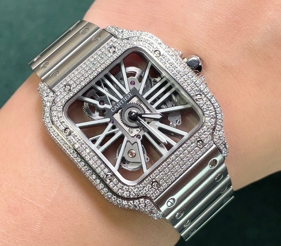 ?? Cartier Santos Skeletonized collection
First release TW creates the strongest 1:1 replica
The parameters are in sync with the original
Diameter: 39.8mm Movement: Swiss Ronda 4S20 modified mechanical movement
Case thickness: 9.08 mm
Dial color: Skeleton