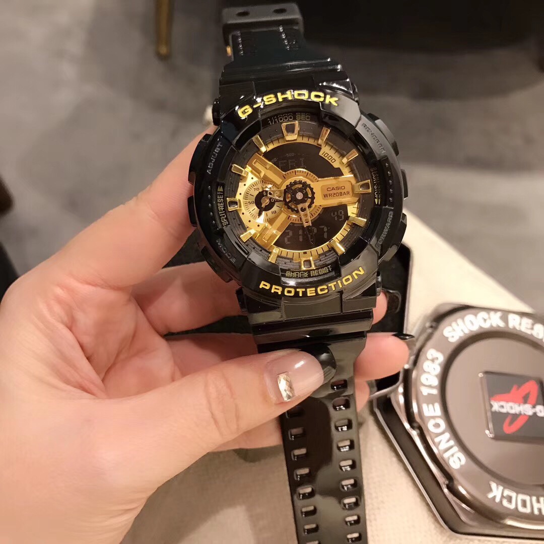 Casio black gold bestseller good quality. The pursuit of high quality in the Casio GA series is something you deserve! Main features: Automatic LED lighting, 200 meters water resistance, World Time, countdown, alarm, intermittent alarm, calendar. Size: 52