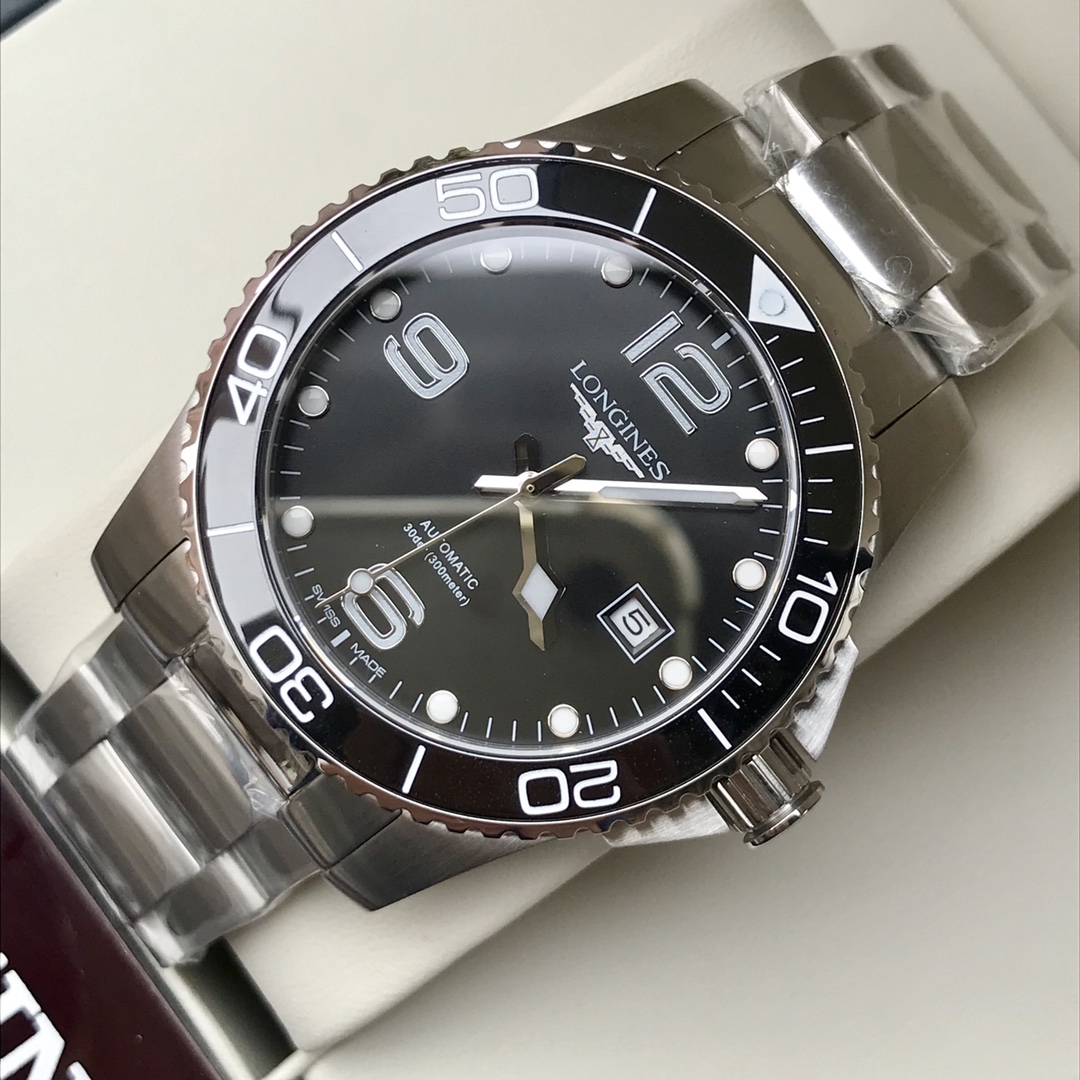 Longines, Conquest Diving series men's watch, the Submariner of Longines, 41mm diameter, imported mechanical movement! The watch features a stainless steel case, a black dial set with Arabic numerals and hour markers, Super-LumiNova? luminescence, a date 