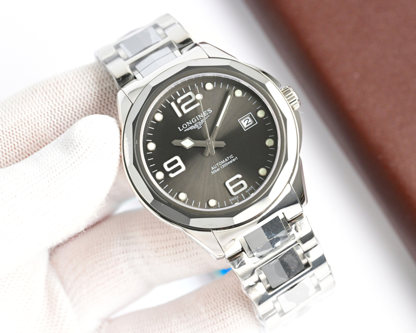 LONGINES
[Type] Men watch ????
?? Movement ?? Japanese mechanical movement 8215
[Material] 316L stainless steel case
?? Crystal ?? Sapphire crystal
[Leather] Stainless steel bracelet with tungsten steel band
?? Dimensions ?? 40mm in diameter 12mm in thick