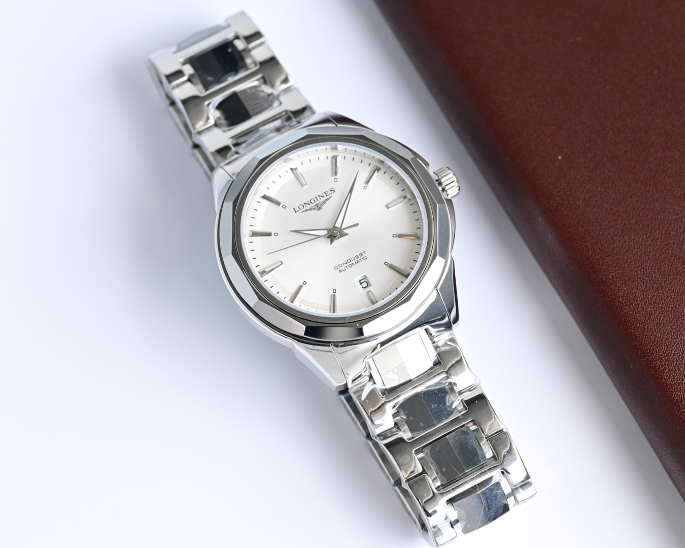 LONGINES
[Type] Men watch ????
?? Movement ?? Japanese mechanical movement 8215
[Material] 316L stainless steel case
?? Crystal ?? Sapphire crystal
[Leather] Stainless steel bracelet with tungsten steel band
?? Dimensions ?? 40mm in diameter 12mm in thick