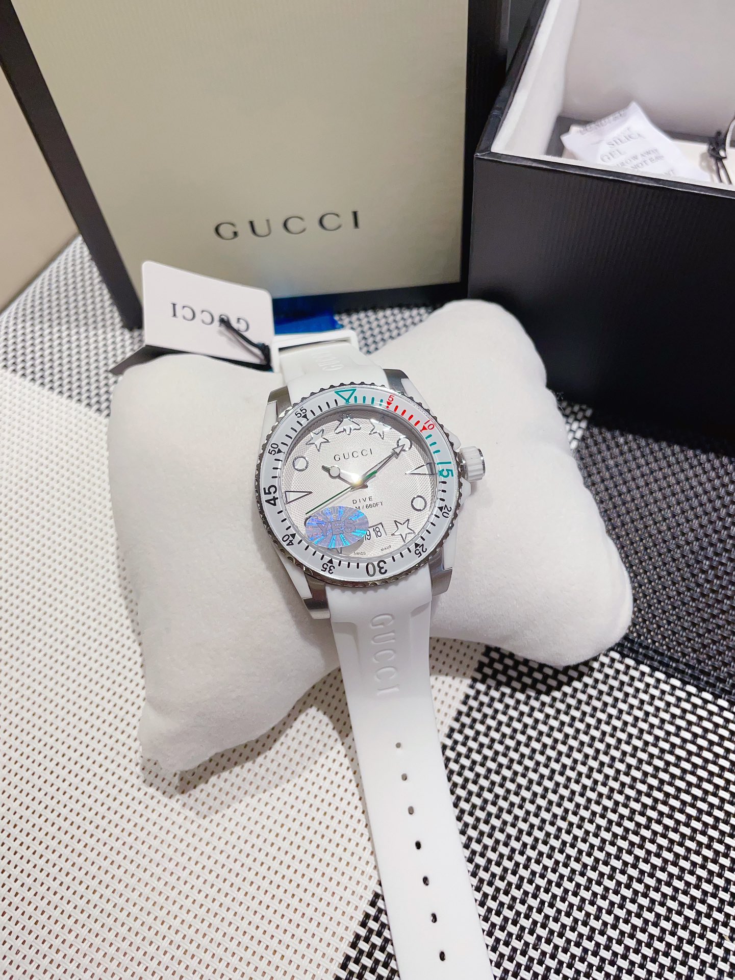 "?? Batch 330 gold 350 upgraded version ? original single quality ??"
Gucci new unisex diving watch, 40mm in diameter, with the brand's signature "cat" pattern and luminous display on the dial. Made of stainless steel and finished with a satin finish, it 