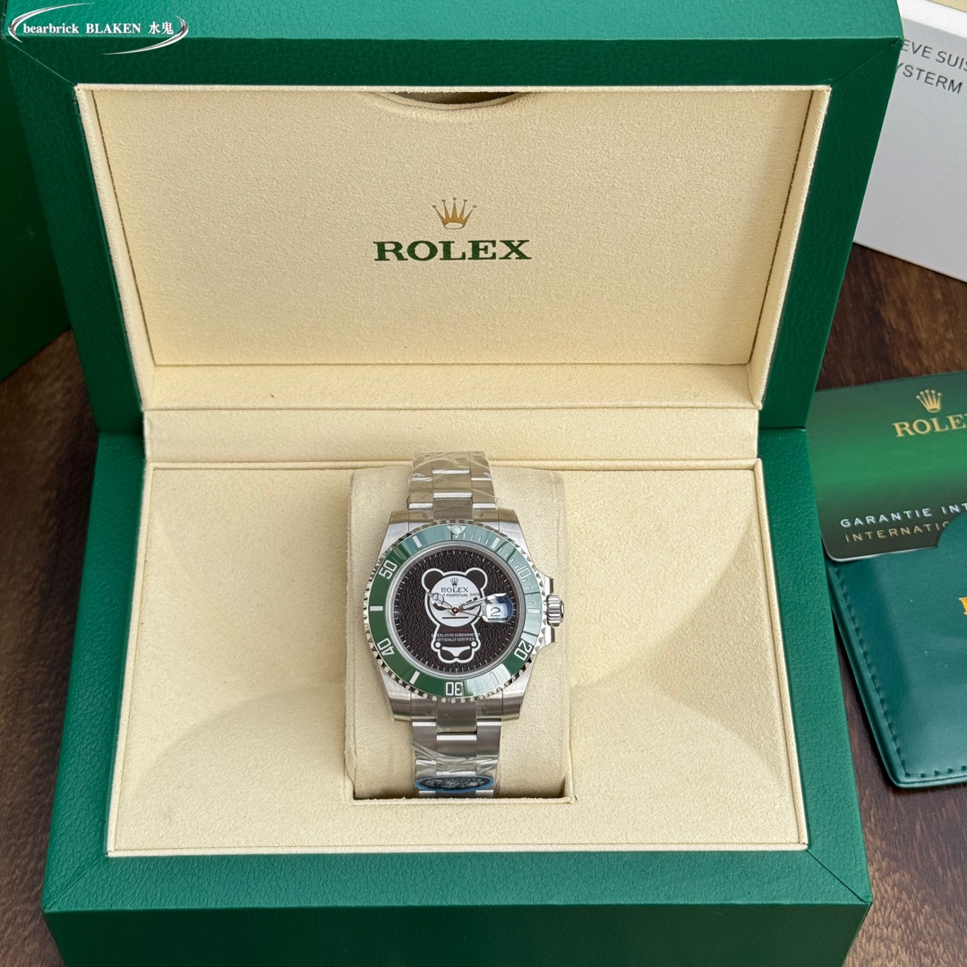 Rolex bearbrick BLAKEN Submariner collection!
[Violent Bear] Internet-famous model, new technology, 3D dial!
The powerful dial presents a three-dimensional effect!
Size: 40mm
Crystal: Scratch-resistant blue crystal glass, anti-reflective convex magnifying