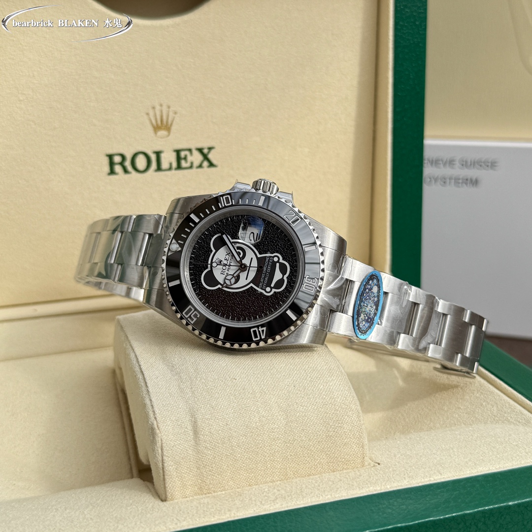 Rolex bearbrick BLAKEN Submariner collection!
[Violent Bear] Internet-famous model, new technology, 3D dial!
The powerful dial presents a three-dimensional effect!
Size: 40mm
Crystal: Scratch-resistant blue crystal glass, anti-reflective convex magnifying