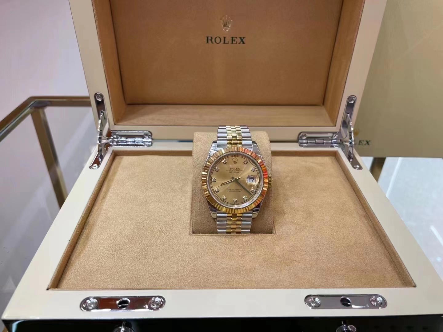 Rolex... Datejust 41mm??.
Fully automatic machinery ?? Large stock ????240