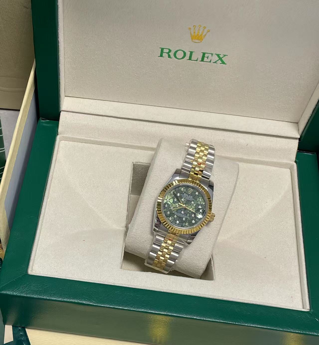???? ROLEX -ROLEX
Style: Datejust women's mechanical watch
Movement: Imported Citizen original assembly
Mirror: Sapphire glass mirror
Case: 316L stainless steel case
Strap: Solid core 5-bead stainless steel strap
Size: 31mm 12mm
Pictures are welcome...