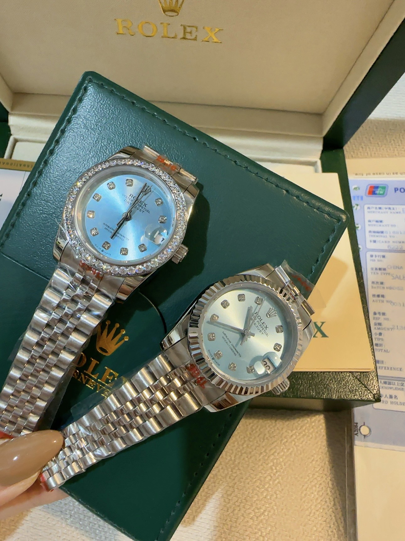 ???? ROLEX -ROLEX
Style: Datejust women's mechanical watch
Movement: Imported Citizen original assembly
Mirror: Sapphire glass mirror
Case: 316L stainless steel case
Strap: Solid core 5-bead stainless steel strap
Size: 31mm 12mm
Pictures are welcome...
