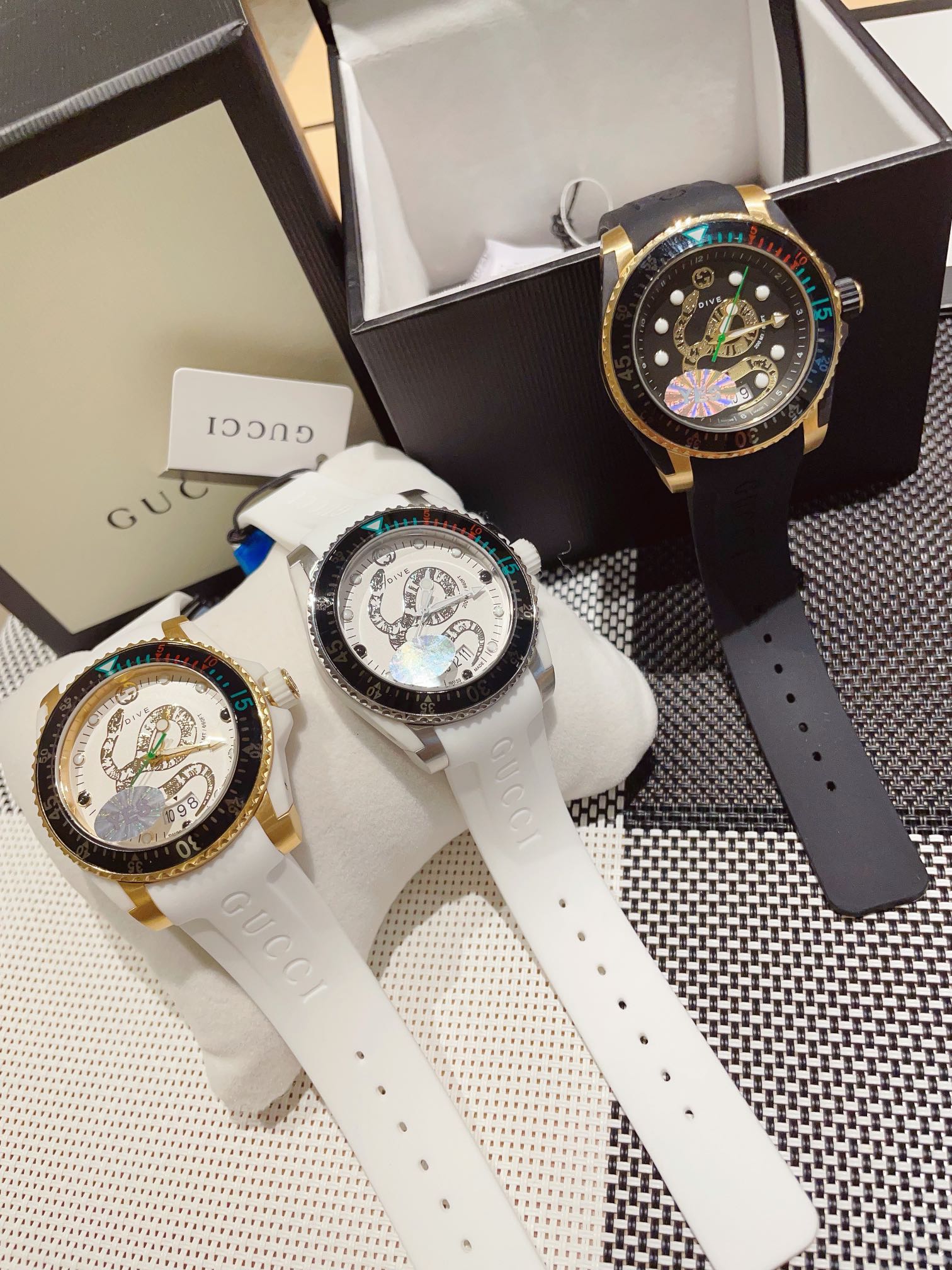 "?? Batch 330 gold 350 upgraded version ? original single quality ??"
Gucci new unisex diving watch, 40mm in diameter, with the brand's signature "cat" pattern and luminous display on the dial. Made of stainless steel and finished with a satin finish, it 