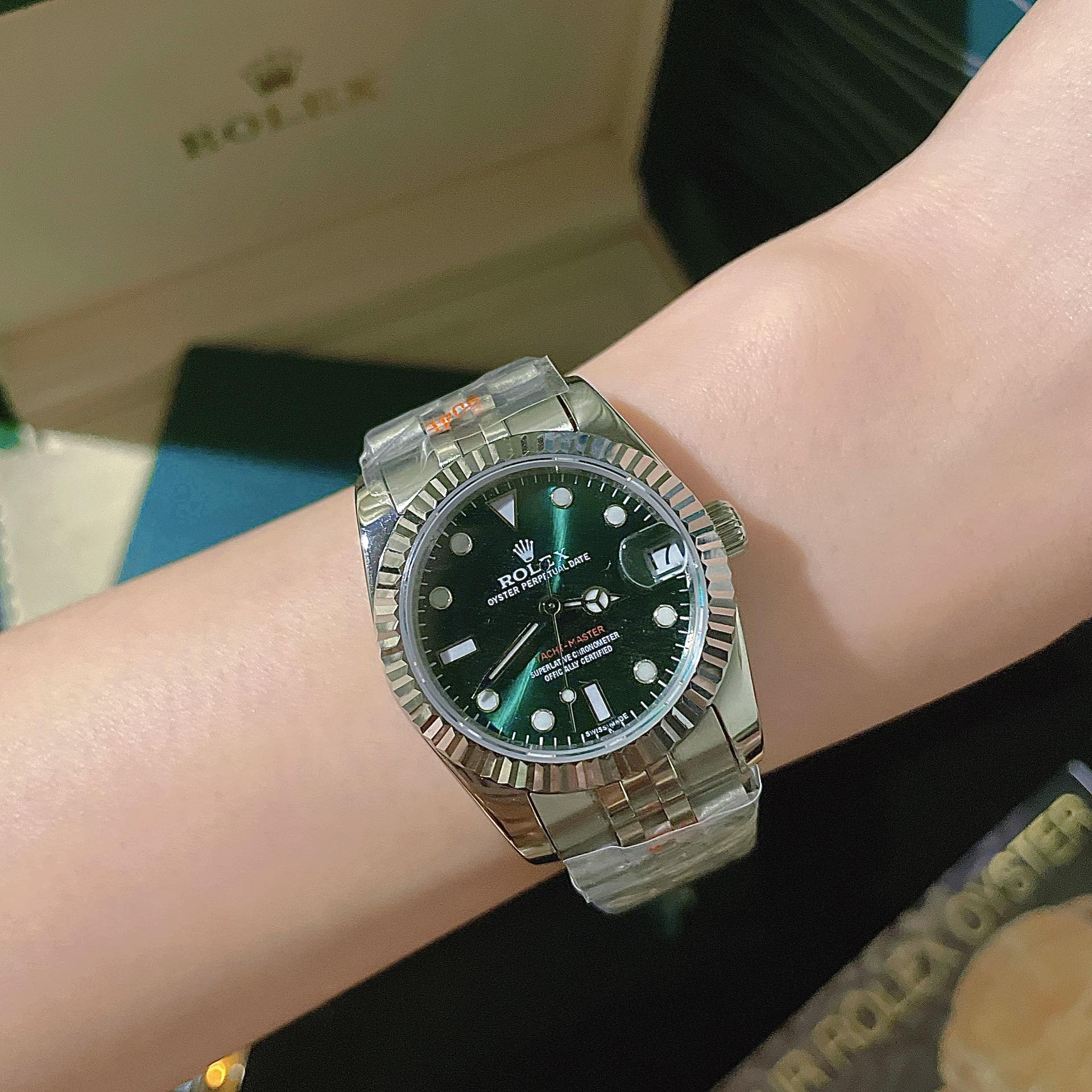 ???? ROLEX -ROLEX
Style: Datejust women's mechanical watch
Movement: Imported Citizen original assembly
Mirror: Sapphire glass mirror
Case: 316L stainless steel case
Strap: Solid core 5-bead stainless steel strap
Size: 31mm 12mm
The pace of life is at you