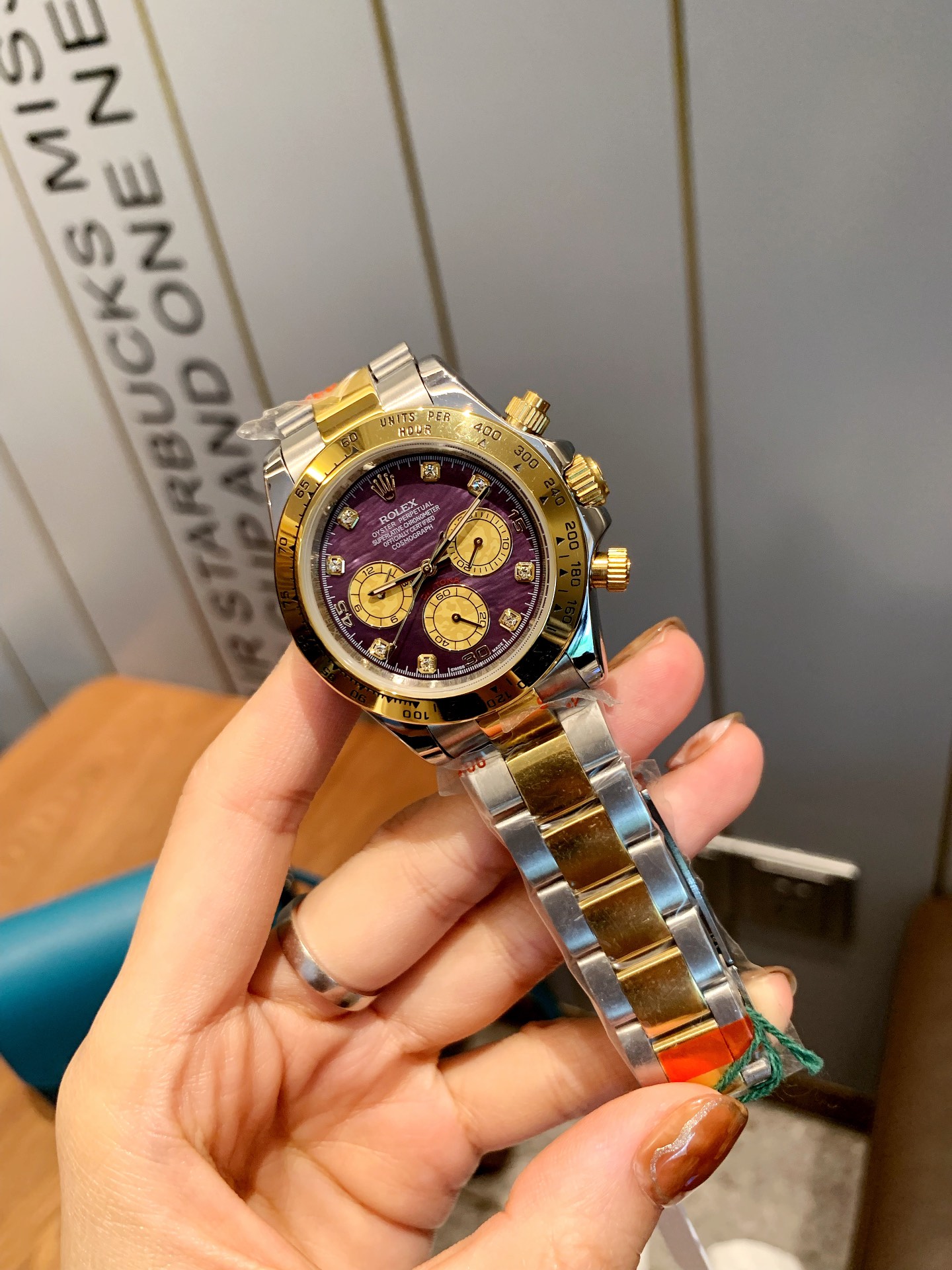 ???? Rolex Cosmograph Daytona 116508 watch! ???? Original 1:1 open mold, multi-functional six-hand mechanical movement, 40mm? ? In addition, the case is made of 316L stainless steel. Stainless steel casting with 2N18 gold plating, the color is more promin