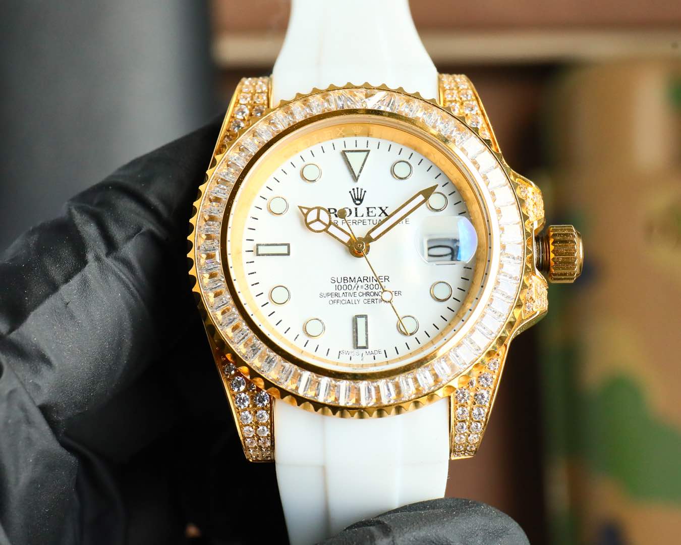 Rolex's top plaything poison, if you don't like the same street watch Submariner, he's definitely your kindred spirit. Based on Rolex's most classic Submariner series Submariner, with a secondary modification of the bezel, and then inlaid with top-quality