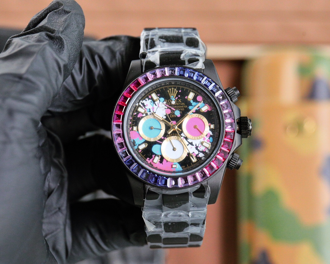 Rolex's top plaything poison, if you don't like the same street watch Submariner, he's definitely your kindred spirit. Based on Rolex's most classic Submariner series Submariner, with a secondary modification of the bezel, and then inlaid with top-quality