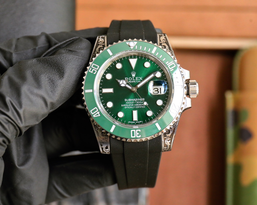 ?? Rolex classic Submariner combined with handcrafted gold engraving, the watch tattoo that many players dream of, today! Here it is. The whole watch is made of 904L stainless steel and is powered by the V13 3135 movement for 72 hours. Sapphire crystal wi