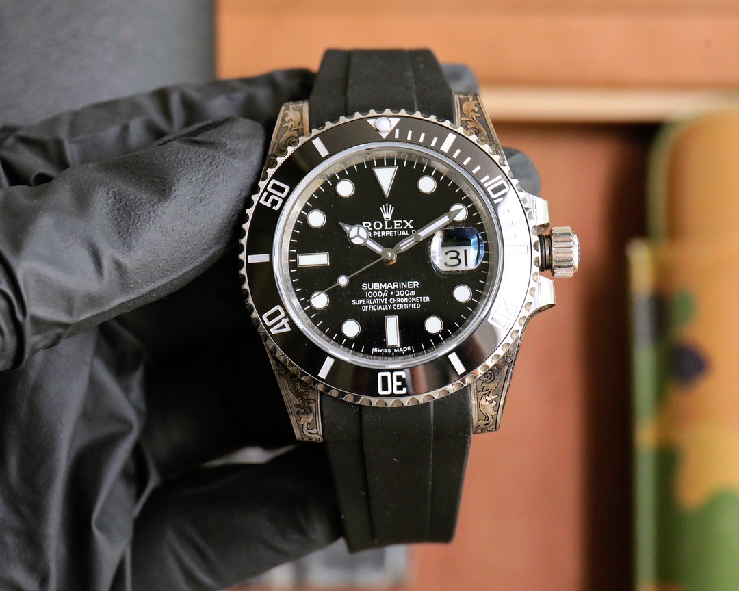 ?? Rolex classic Submariner combined with handcrafted gold engraving, the watch tattoo that many players dream of, today! Here it is. The whole watch is made of 904L stainless steel and is powered by the V13 3135 movement for 72 hours. Sapphire crystal wi