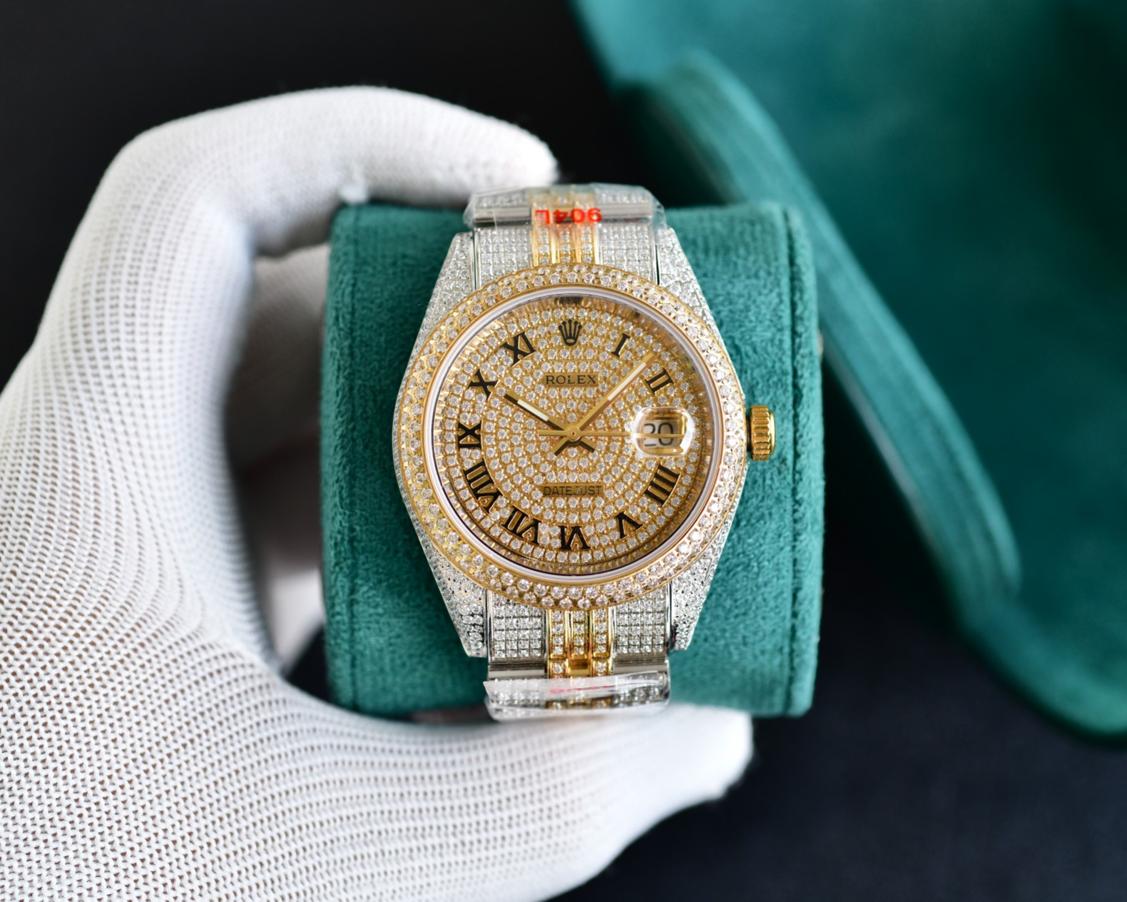 ?? Rolex full diamond Ultra Luxury 18k nanotechnology! Crafted with over 2,300 AAA zircon stones! With Seagull 2824 automatic mechanical movement!! The entire case and steel band are set with Swarovski crystal diamonds! Make it shine better under the ligh