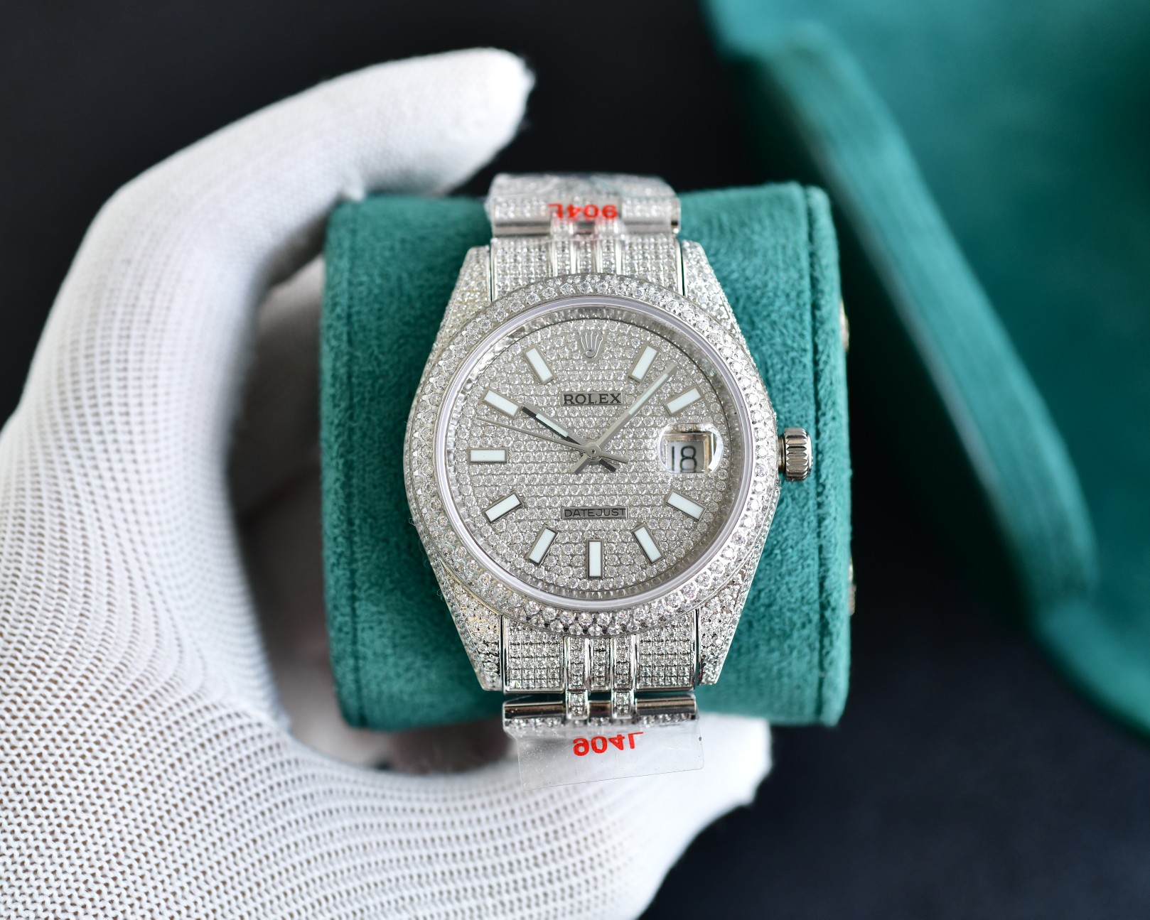 ?? Rolex full diamond Ultra Luxury 18k nanotechnology! Crafted with over 2,300 AAA zircon stones! With Seagull 2824 automatic mechanical movement!! The entire case and steel band are set with Swarovski crystal diamonds! Make it shine better under the ligh