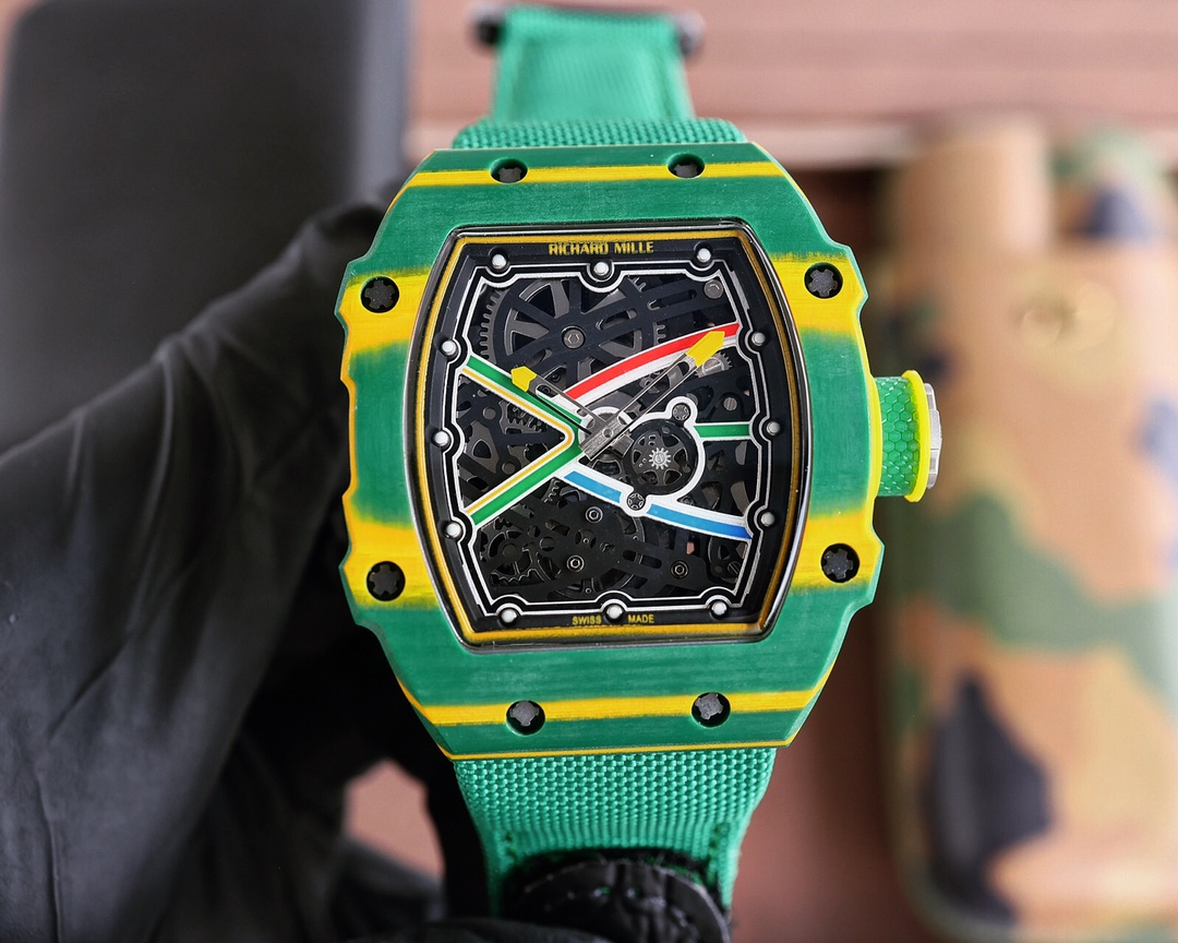 Richard Mille RM67-02 High Jumping Champion model 1:1 precision mold made of 100% (NTPT carbon fiber/ceramic material) to form the special texture on the case, equipped with original Citizen automatic mechanical movement swing 28800 Regardless of the size