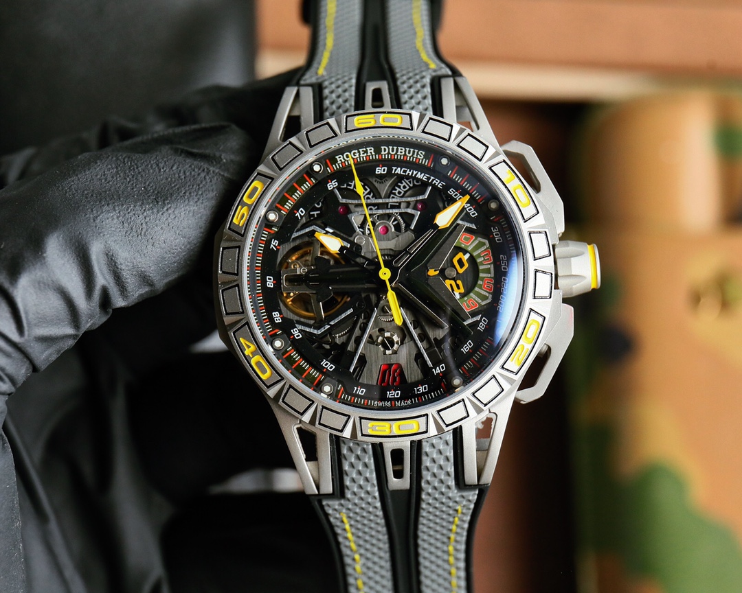 ?? ROGER DUBUIS Excalibur automatic movement, case: 46mm, Sapphire crystal Carbon titanium black DLC-coated titanium, Geneva Seal engraved. Pirelli rubber strap, a combination of strength and beauty, a colorful combination, double flywheel skeletonized te
