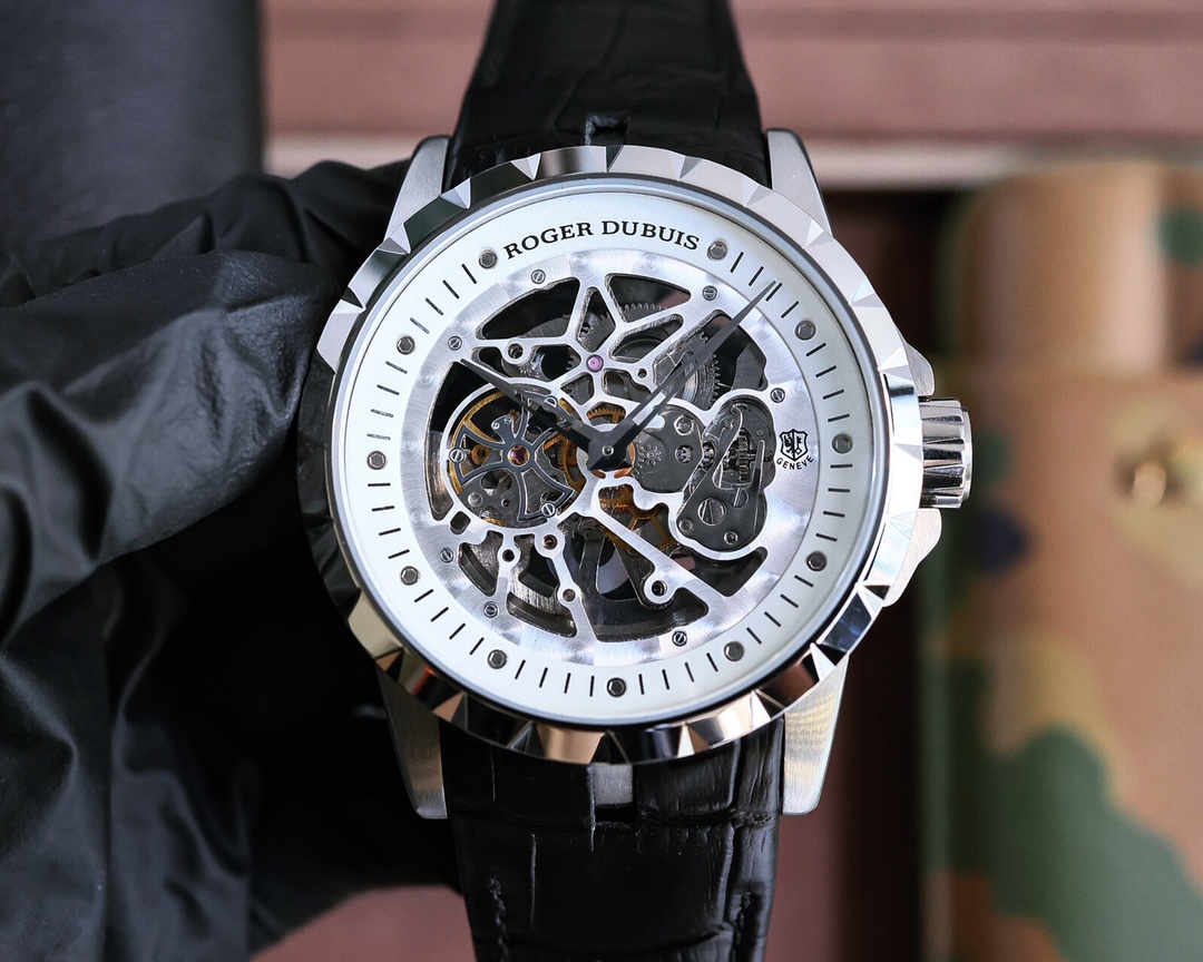 ?? ROGER DUBUIS Excalibur automatic movement, case: 46mm, Sapphire crystal Carbon titanium black DLC-coated titanium, Geneva Seal engraved. Pirelli rubber strap, a combination of strength and beauty, a colorful combination, double flywheel skeletonized te