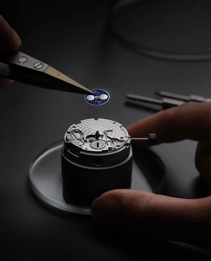 A sky full of stars scattered im New Jaeger-lecoultre Moon Phase Master
New Star River Moon Phase Quick-release ear-ear metal logo New three-dimensional pin buckle
It interprets simplicity