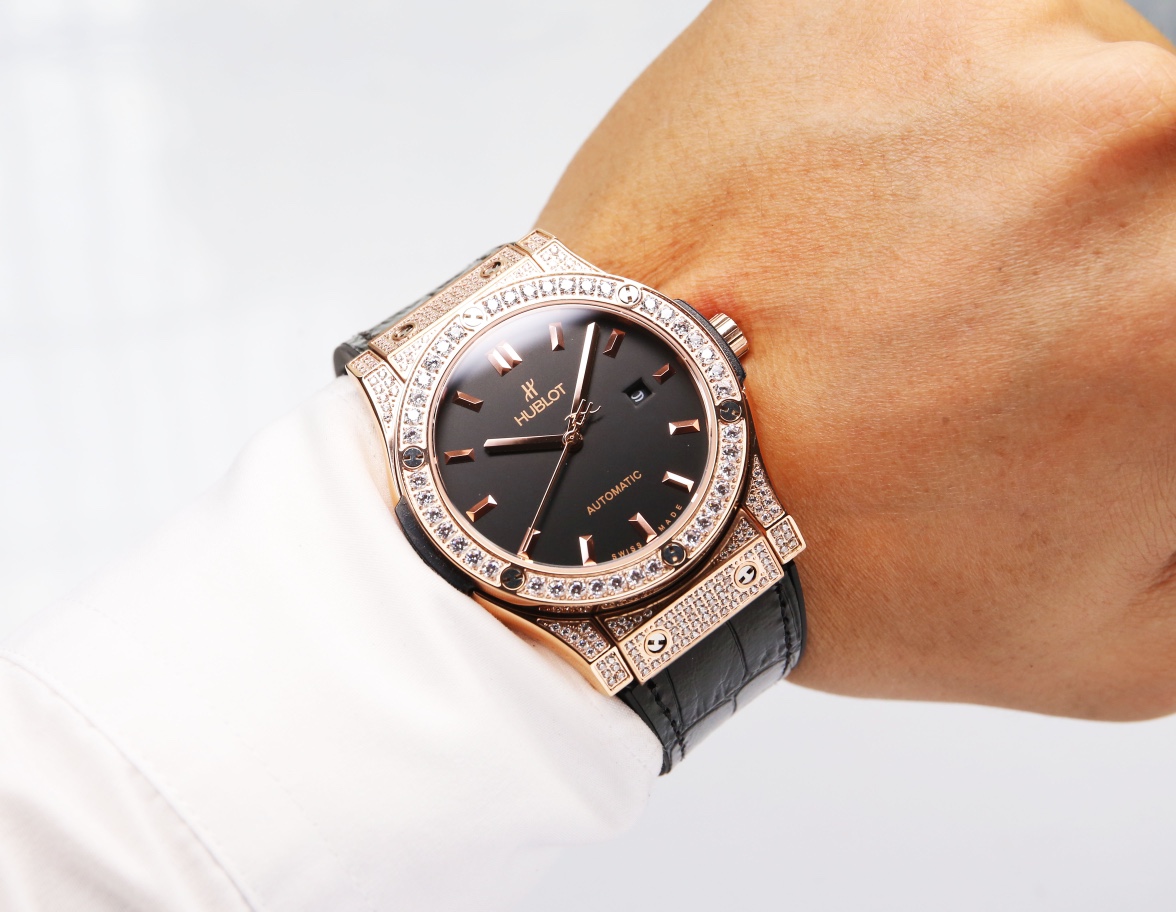 Full of diamonds: White 670. Gold ?20.
Exclusive first release ?????? Exclusive quality ??????
Tough guy exclusive ???? sport watch ??
Avant-garde fashion ???? noble air ??????
Hd real footage ???? Quality assurance ????
[Latest] : Hengbao ?? latest desig