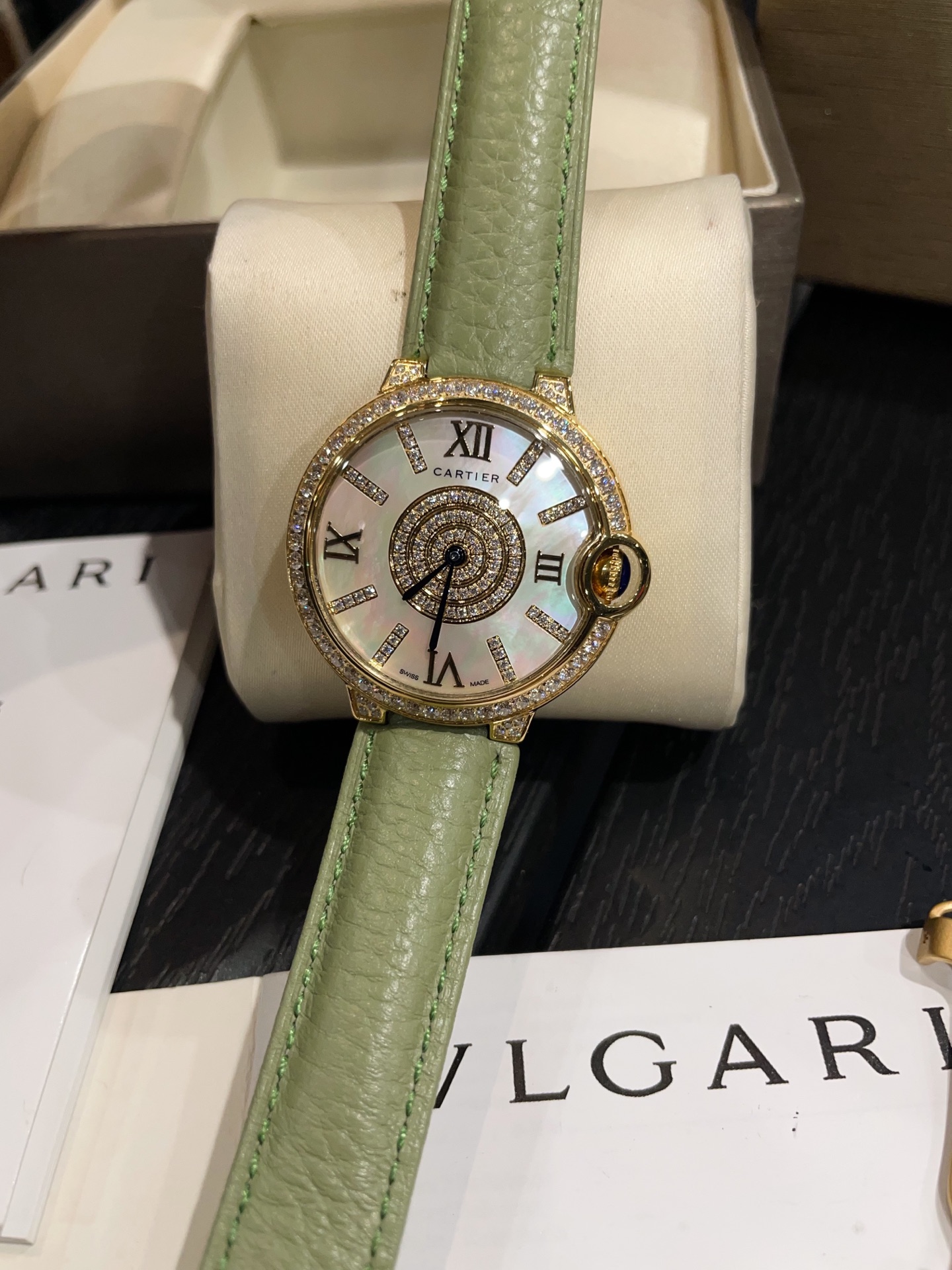 ?? 380
Ballon Bleu de Cartier Cartier Ballon Bleu de Cartier luxury collection, versatile size 36mm, simple yet tasteful, discarding the elaborate and flamboyant embellishments that are popular in modern times, reinterpreting beauty with simplicity to cre