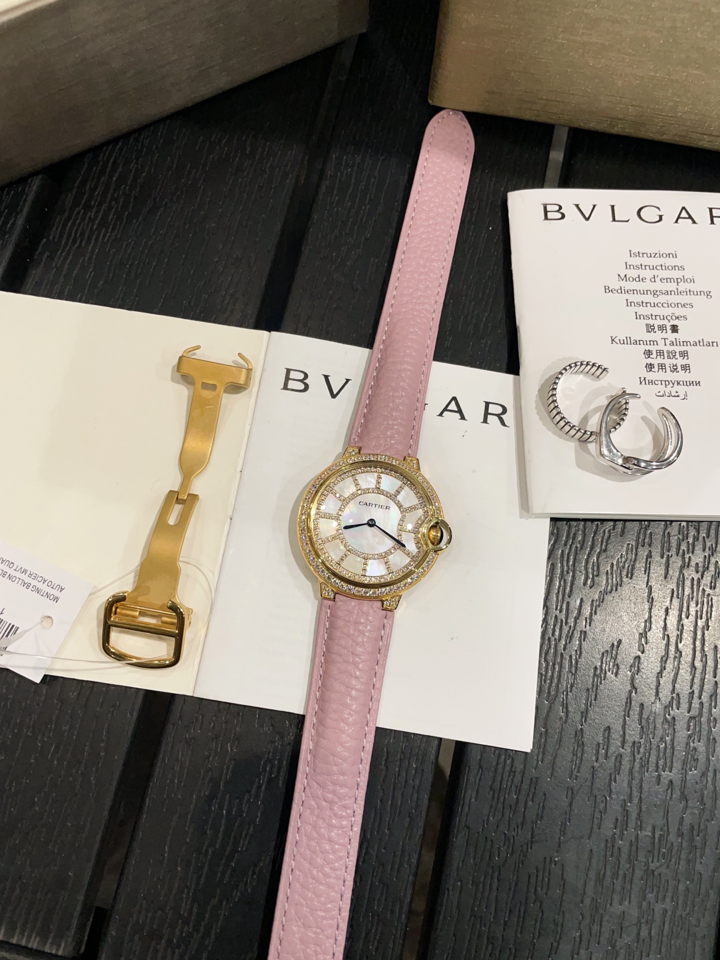 ?? 380
Ballon Bleu de Cartier Cartier Ballon Bleu de Cartier luxury collection, versatile size 36mm, simple yet tasteful, discarding the elaborate and flamboyant embellishments that are popular in modern times, reinterpreting beauty with simplicity to cre