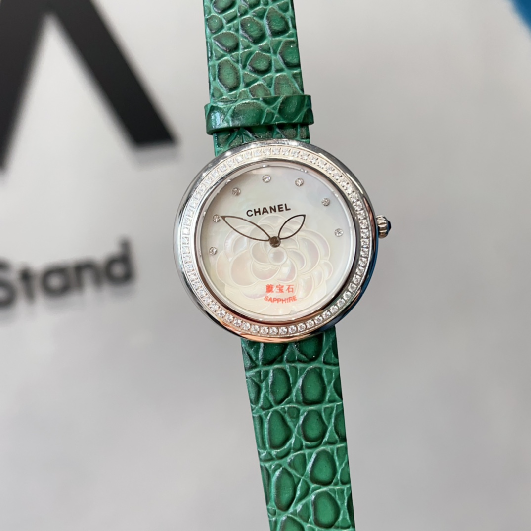 ?? 380
Chanel Camellia collection pure love, elegant blooming, exploring the light luxury time, romantic flower language, 7 natural diamonds combined with mother-of-pearl dial, romantic camellia flower element, matching with 60 diamonds set on the bezel, 