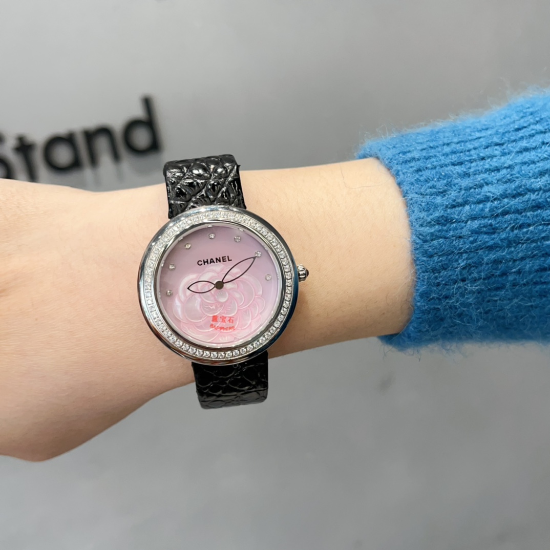 ?? 380
Chanel Camellia collection pure love, elegant blooming, exploring the light luxury time, romantic flower language, 7 natural diamonds combined with mother-of-pearl dial, romantic camellia flower element, matching with 60 diamonds set on the bezel, 