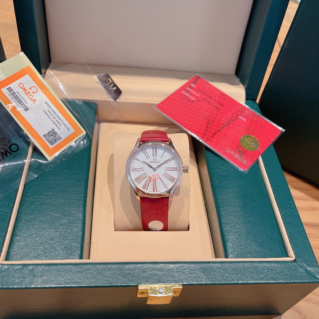 ?? Rose Gold 280 Sapphire ?40 (Order give 20 off)
The latest element of the Classic collection counter - silk dial, Omega ?? Classic collection ~ New silk pattern and natural pearl black mother-of-pearl dial, a beautiful one, Swiss quartz movement diamond