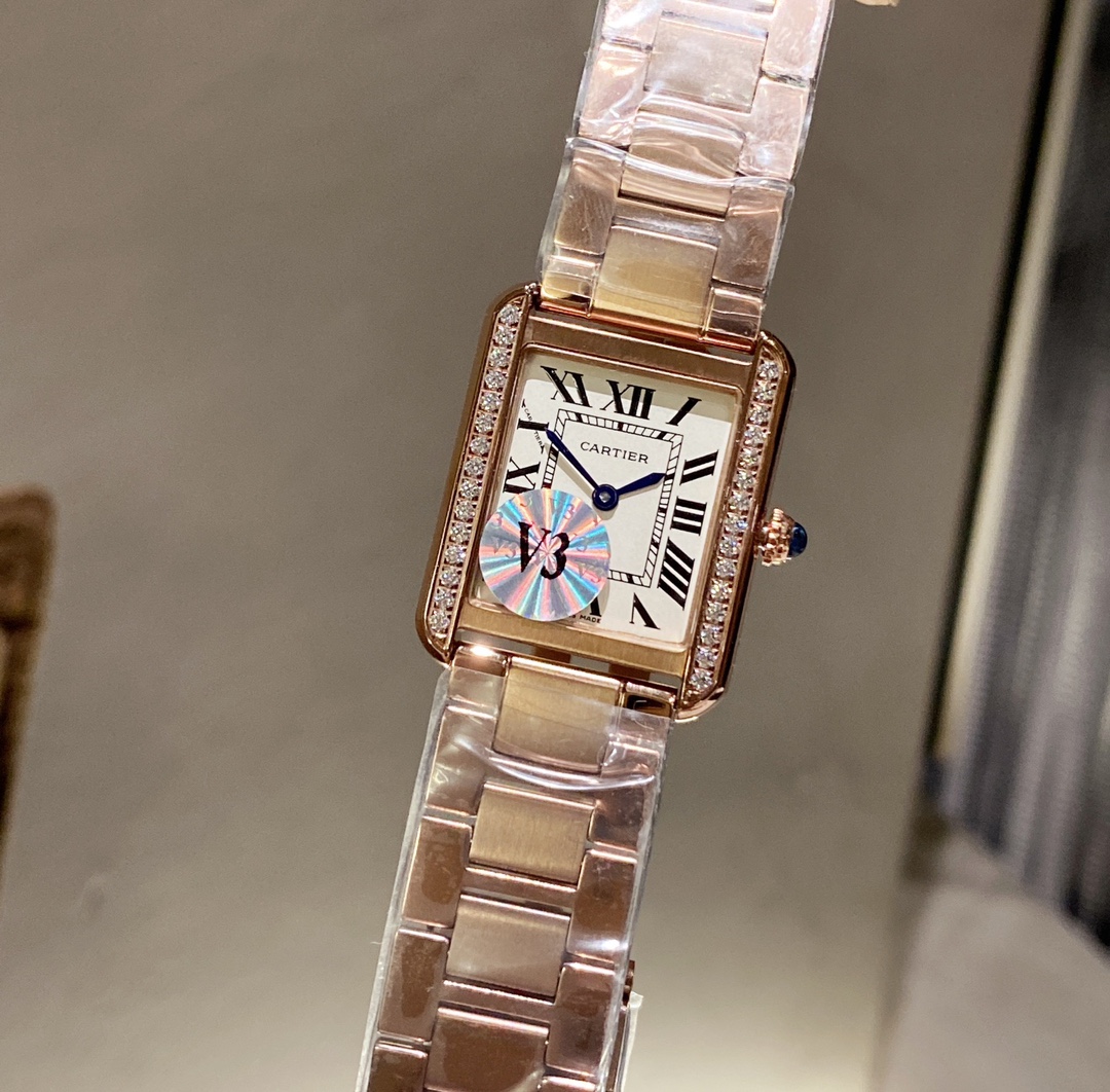 ?? Rose/gold 380 / gold diamond 410
V3 Factory's top perfect replica of the Cartier TANK collection! 316L stainless steel version, details show everything, fine polishing perfectly presented, medium size 27MMX34MM, small size 24MMX31MM, fine polishing, po