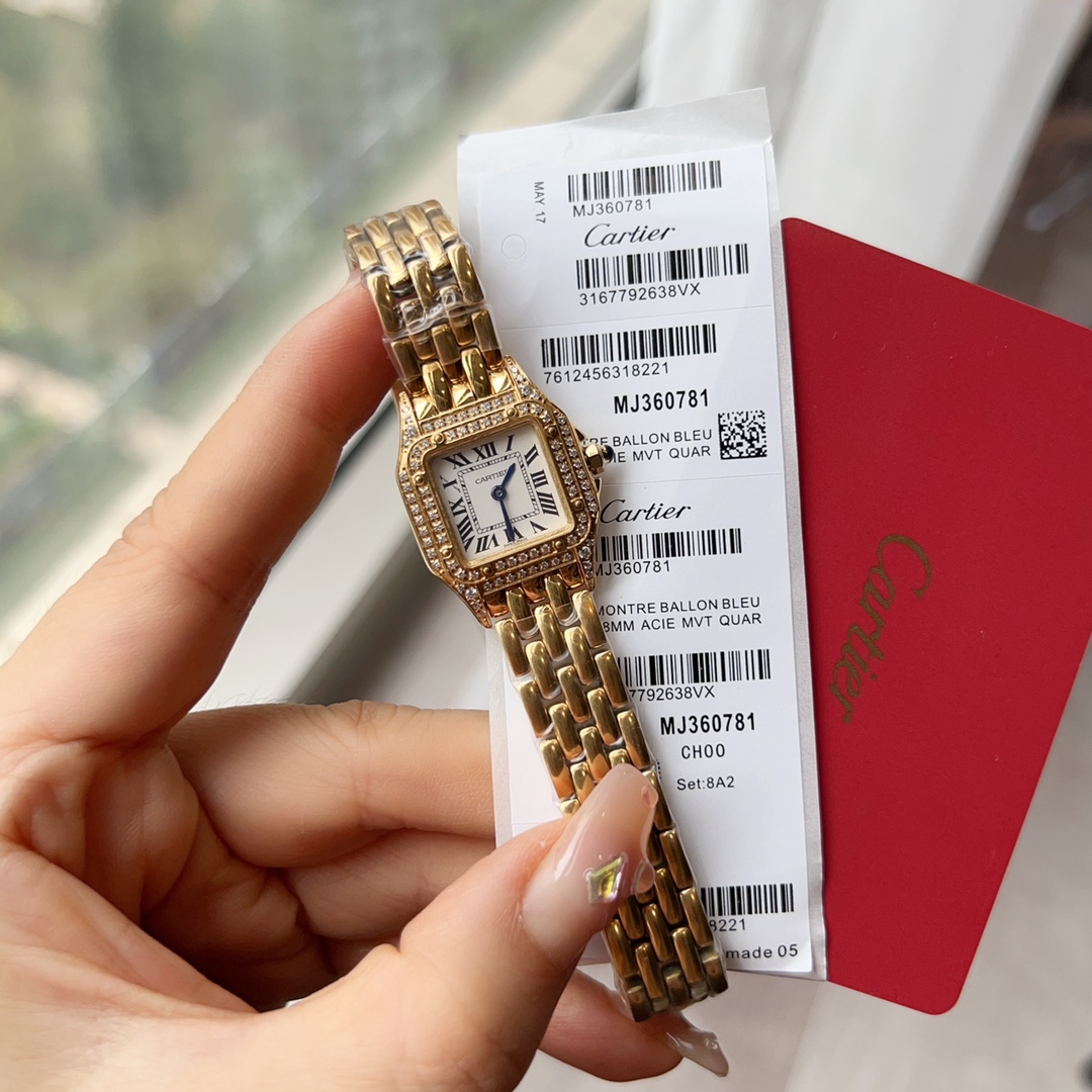 ??390mini Cartier -Cartier all-new upgraded Panthere de Cartier The Panthere de Cartier collection interprets confidence and elegance with its exquisite and dynamic design and modern style. Its lines are smooth and alluring, fitting the wrist as if dancin