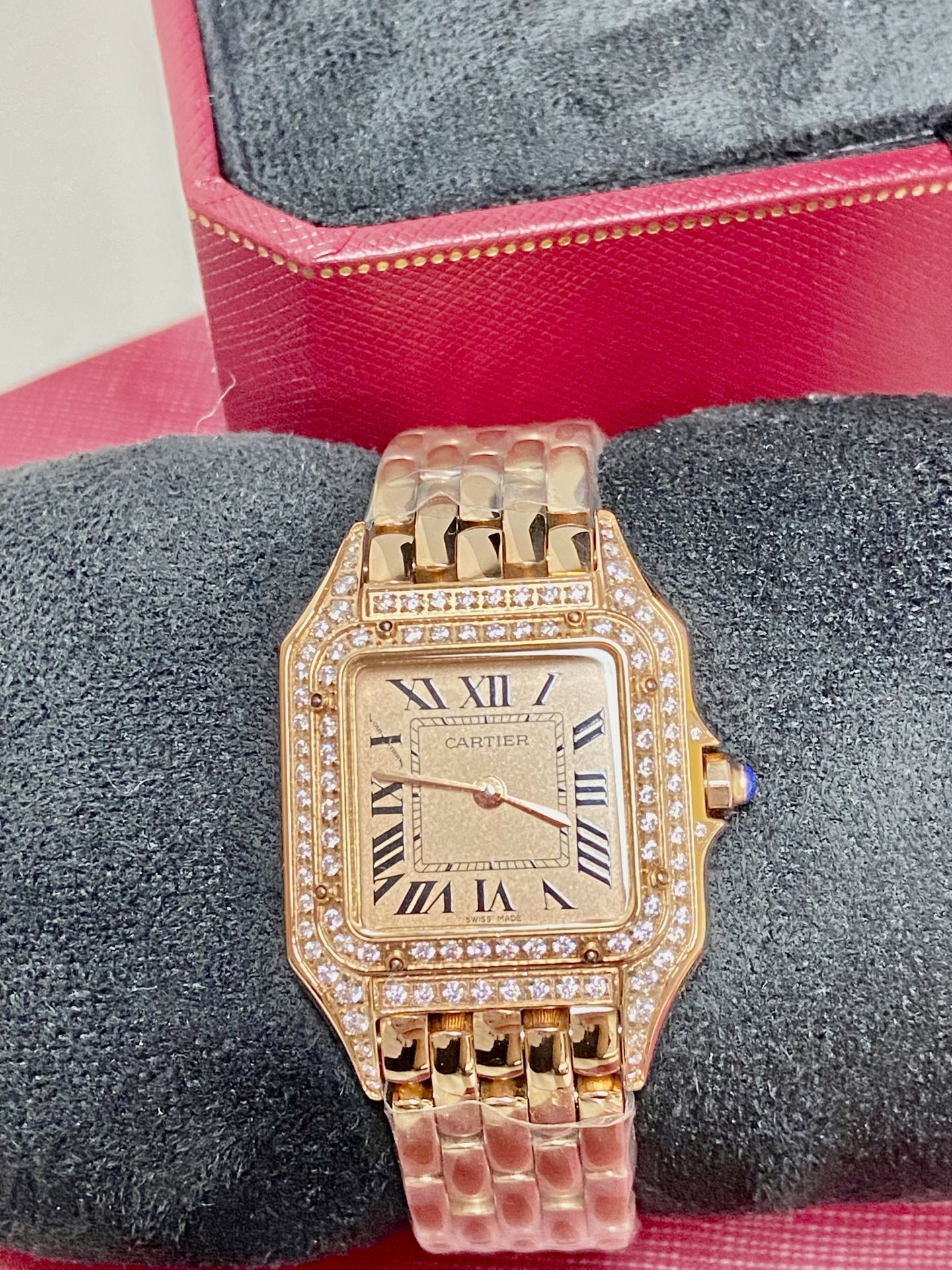 ?? 390
Cartier - The all-new Cartier Panthere de Cartier collection interprets confidence and elegance with its exquisite and dynamic design and modern style. Its lines are smooth and alluring, fitting the wrist as if dancing on the skin, and its unique d