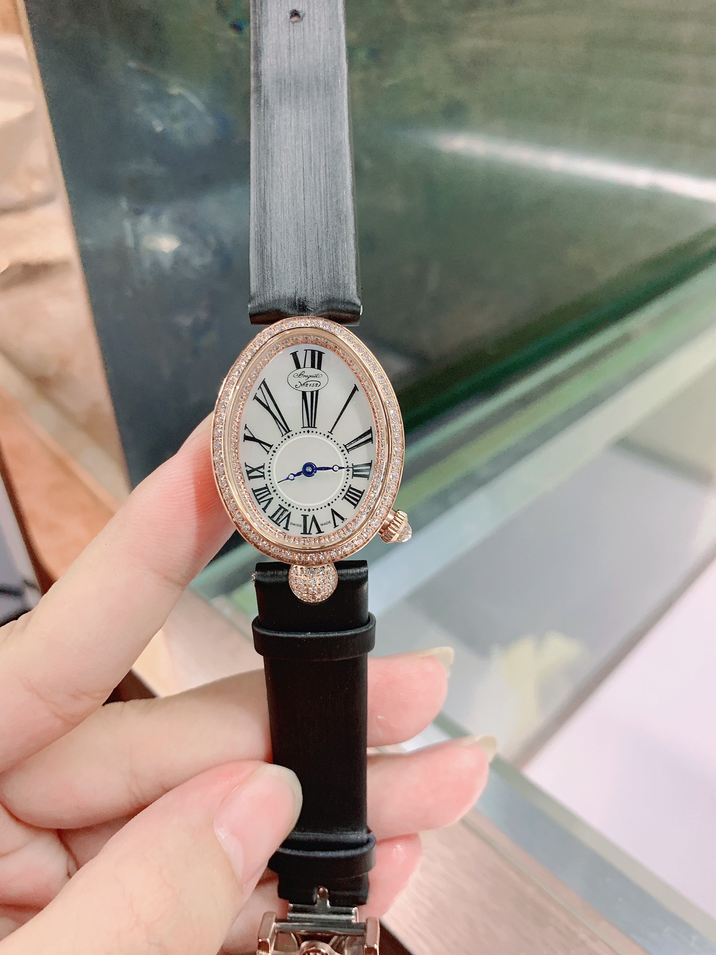 ??400 Breguet-Bregute, Queen of Naples Swiss quartz with silk calfskin ?? Reinterpreted by Breguet, has become a work of art. The noble design of the watch and the watchmaking craftsmanship that Breguet takes pride in are both amazing and commendable. Thi