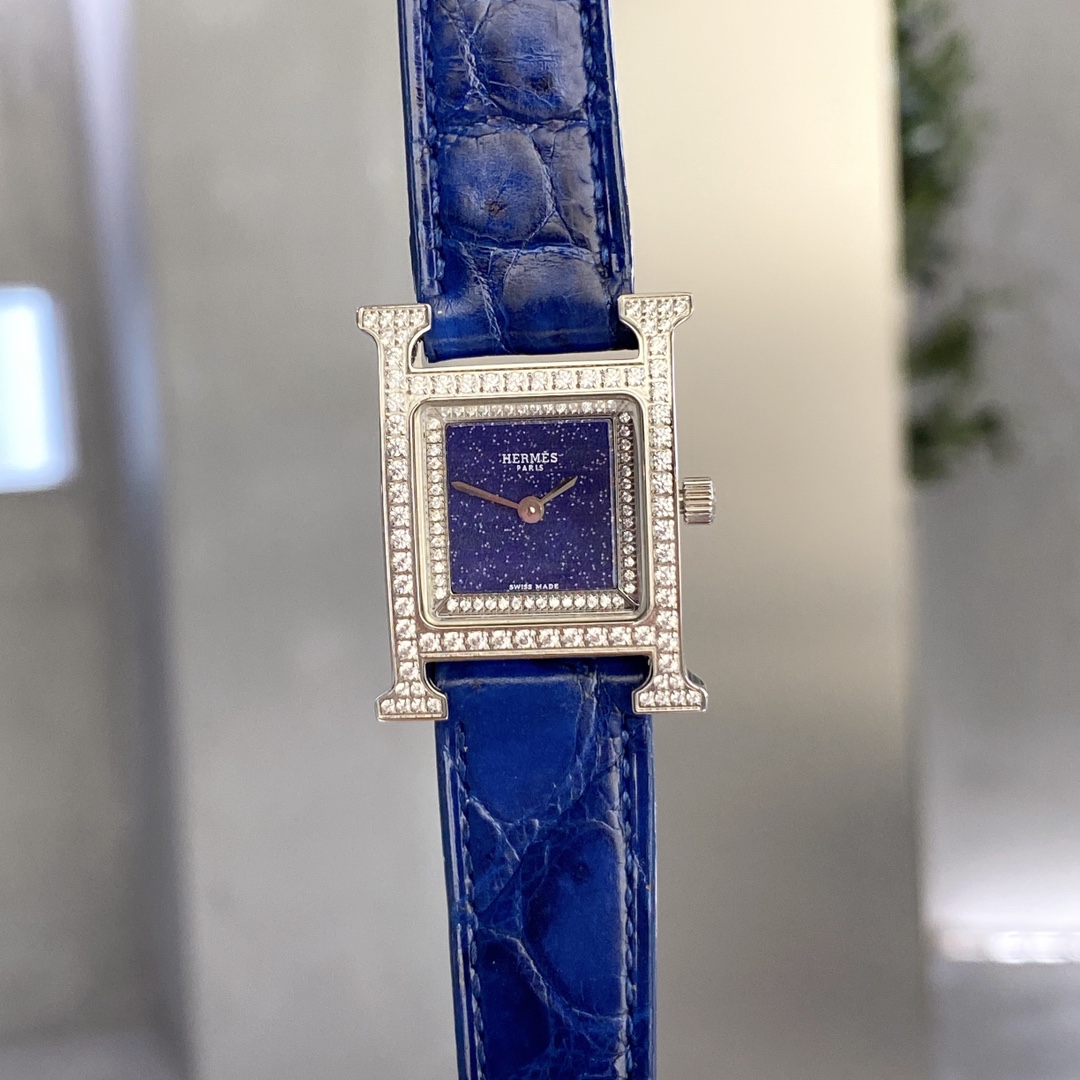 ?? Cowhide 380, gold shell 410, crocodile skin +250
Hermes new emerald peacock green ?? Starry sky ?? Armani grey inside and outside double rings with small diamonds No scale, by feeling to tell time, see in the clouds, very distinctive style with America